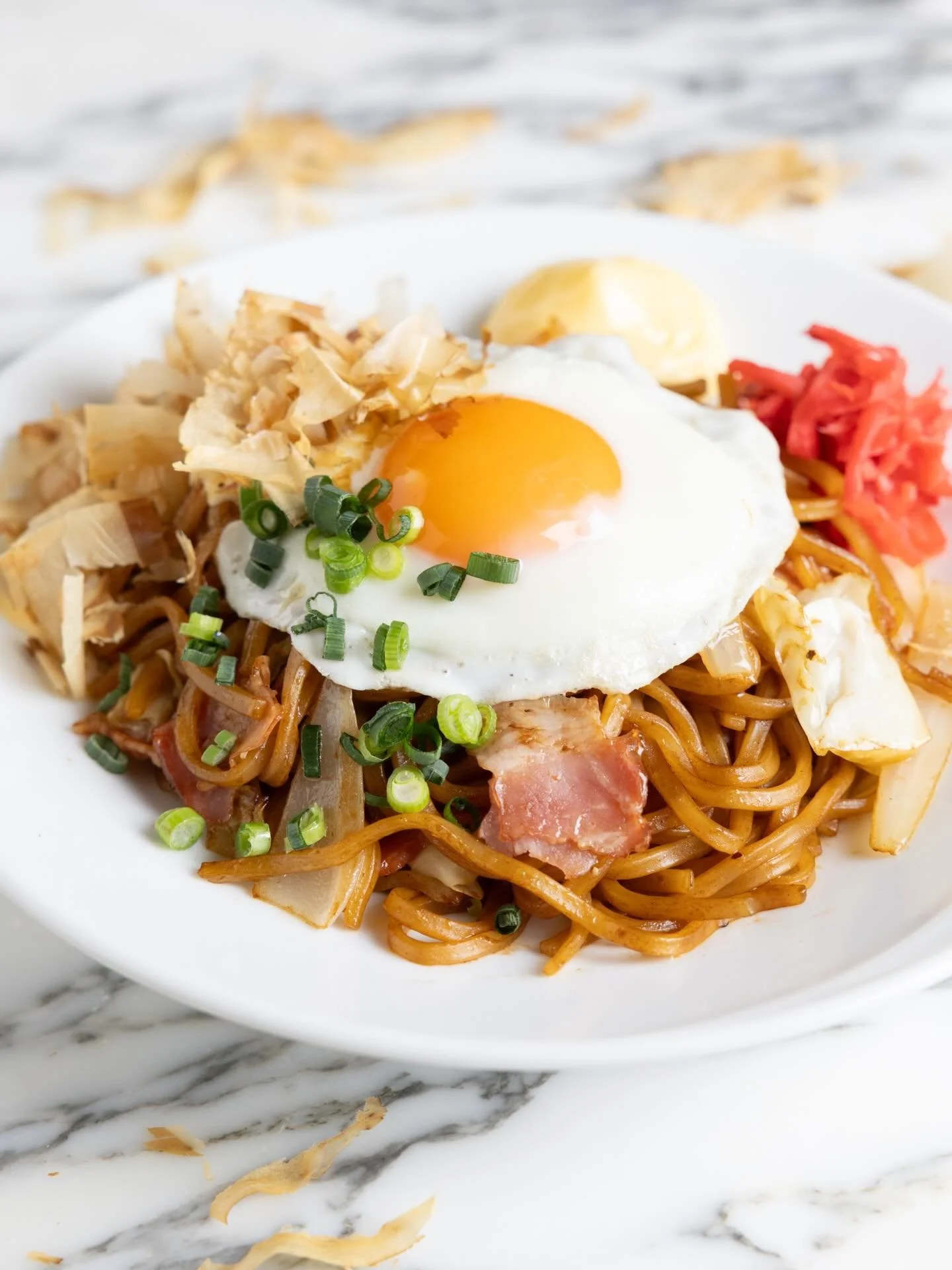 ⚜️Lalah's FOOD-Yakisoba⚜️

当店大人気メニューの
「焼きそば 目玉焼きのせ」

香ばしく焼き上げた麺に
とろ〜り半熟の目玉焼き🍳 

箸を入れた瞬間、
黄身がゆっくりと流れ出して艶やかに絡むソース焼きそばと、とろける半熟の目玉焼き。

ご来店された際是非ご賞味くださいませ。

@roppongi_lalah フォローして最新情報をチェック！
#lalah #clublalah #六本木ララァ #ラグジュアリーな夜 #グルメな夜 高級ナイトアウト おしゃれディナー 六本