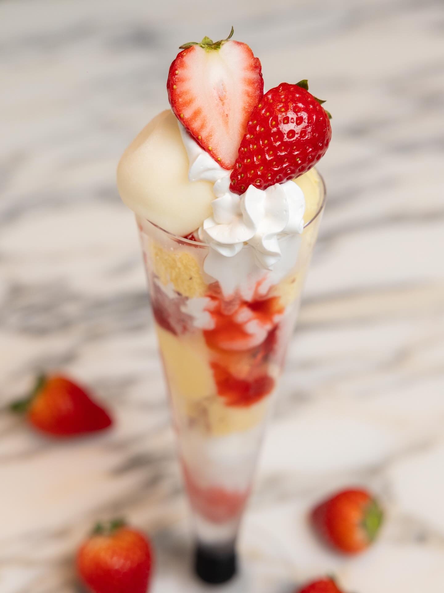 ⚜️Lalah's FOOD-Strawberry Parfait⚜️

華やかだけど、どこか品のある佇まい。
一口ごとに、丁寧に仕上げられた美しさを感じて。

とろけるクリームに、みずみずしい苺。
一口ごとに広がる、贅沢なご褒美時間🍓

季節の限定メニューとなっておりますのでご来店された際是非ご賞味くださいませ。

@roppongi_lalah フォローして最新情報をチェック！
#lalah #clublalah #六本木ララァ #ラグジュアリーな夜 #グルメな夜 高級ナイトアウト おしゃ