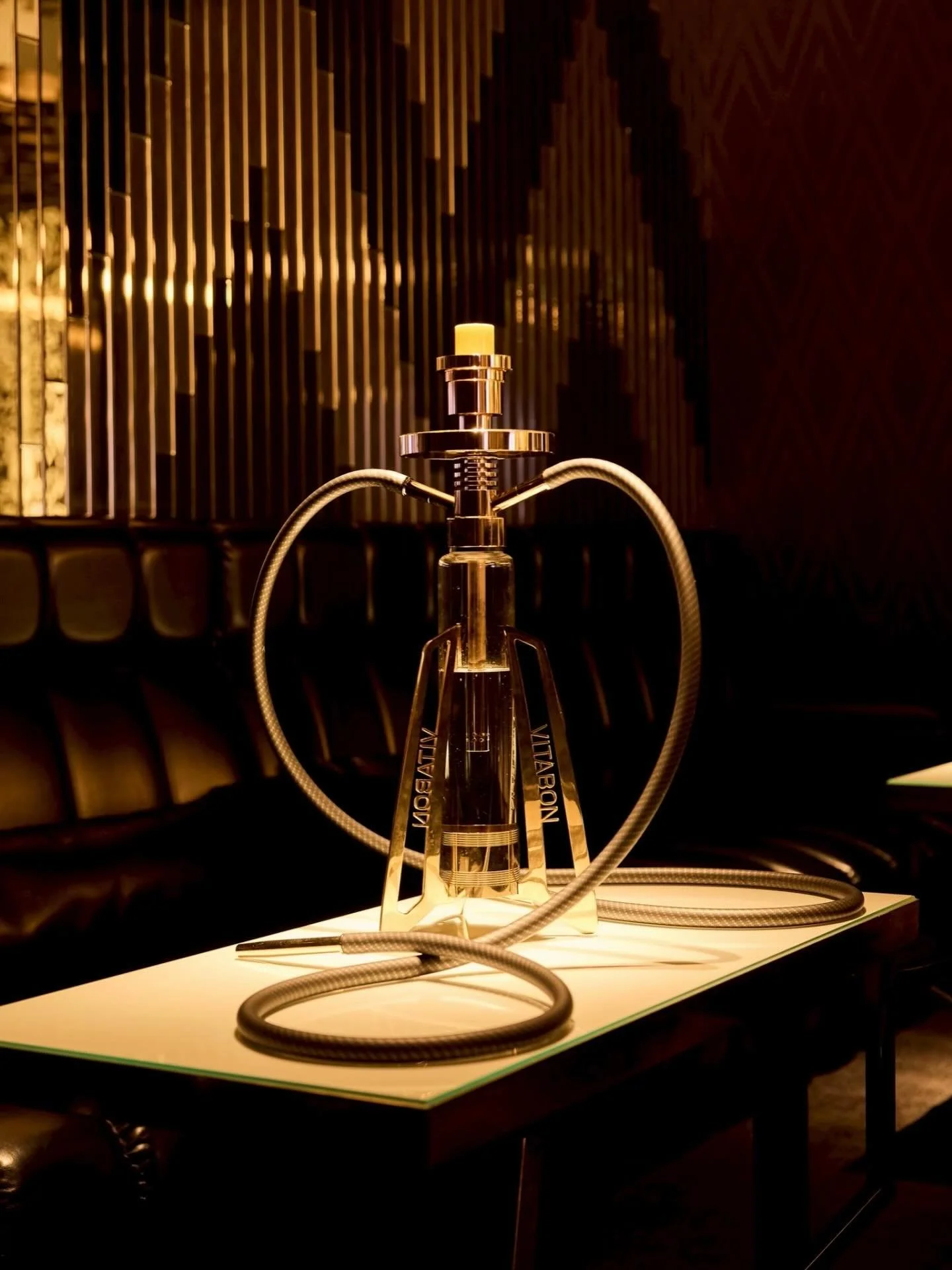 ⚜️ Art &amp; Luxury  VITABON ⚜️

極上のひとときを演出する&ldquo;光るシーシャ&rdquo;

特許技術で抽出したオーガニック成分配合のVITABON SHISHA

VITABONには、タバコの嫌な匂いの原因となる有害物質のニコチン・タールが含まれていません。

スタイリッシュなデザインとビタミン配合の柔らかなフレーバーで特別な夜をより贅沢に彩ってくれること間違いなし✨️

本日も皆さまのご来店をお待ちしております。

@roppongi_lalah フォ