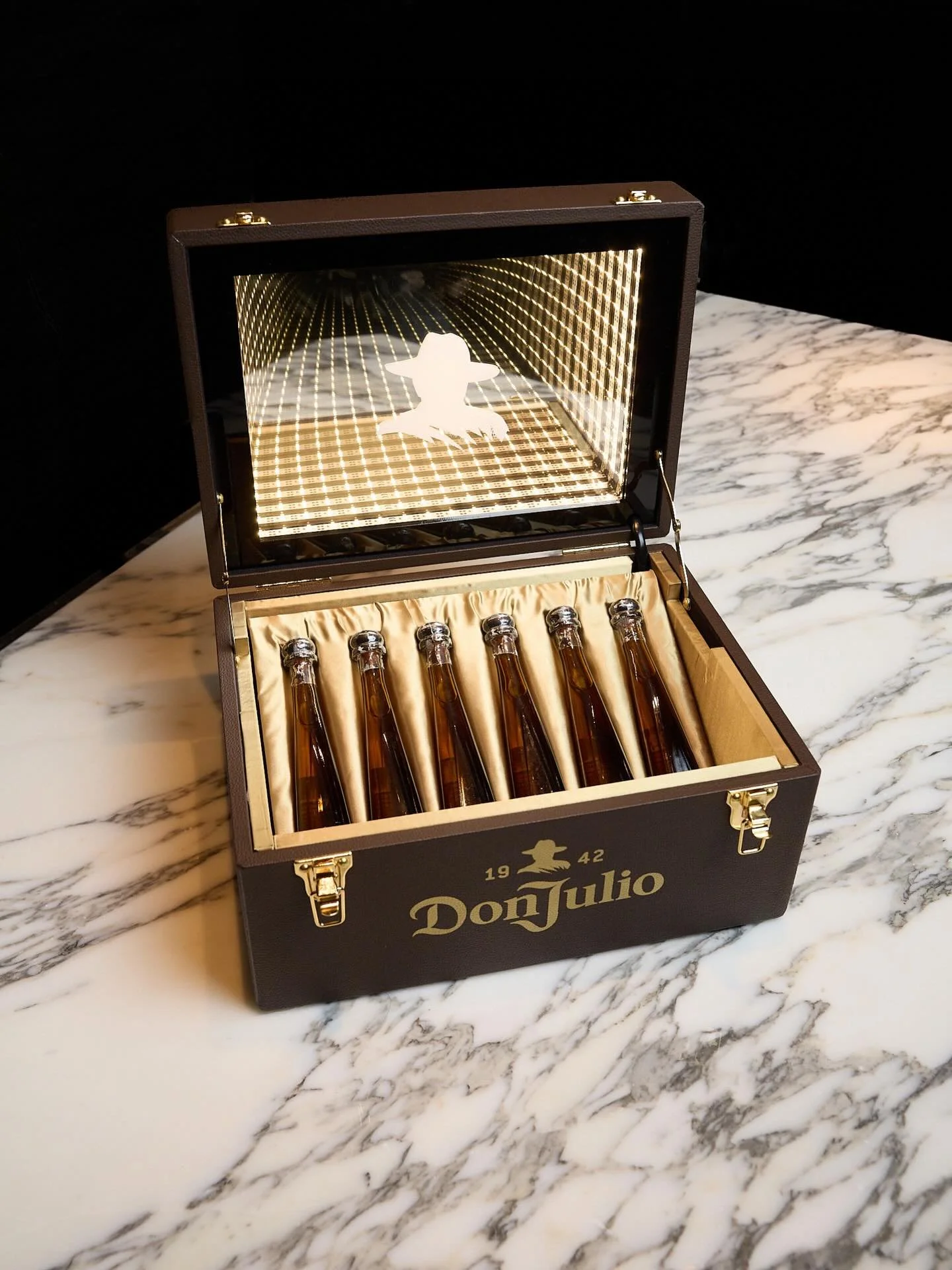 ⚜️Don Julio 1942⚜️

光り輝く特別な一本。

1942の名を持つ
Don Julioのラグジュアリーアタッシュ。

蓋を開けた瞬間に広がる、
無限に続く光の世界と
極上のテキーラ。

特別な夜には、
特別な一本を。

六本木の夜を
さらに格上げしてくれる一箱。

Lalahで過ごす特別な夜に、ぜひこの一杯を🥂

本日も皆さまのご来店をお待ちしております。
@roppongi_lalah フォローして最新情報をチェック！

#lalah #clublalah #六本木ララァ #