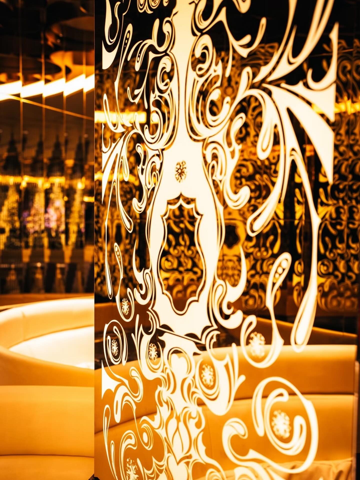 ✨ Art &amp; Luxury &ndash; Lalah ✨

夜の扉を開けた瞬間、広がる別世界。
光とデザインが織りなすラグジュアリーな空間。

日常を忘れて、特別な一杯を。

六本木の夜はここから始まる。

 @roppongi_lalah フォローで最新情報をチェック！

#lalah #clublalah #六本木ララァ #ラグジュアリーな夜 #洗練された空間 特別なひととき