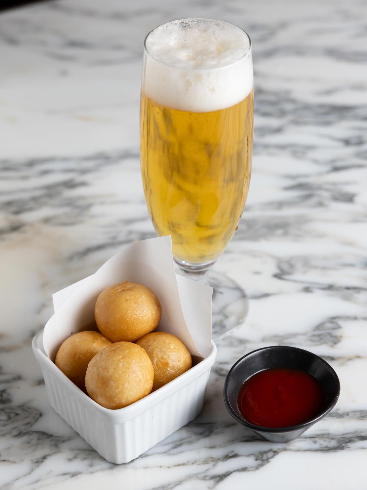 ⚜️Lalah's FOOD-cheese ball⚜️

外はサクッと、中はとろける贅沢なチーズ🧀✨

グラスに揺れるゴールドと一緒に、
大人の夜をゆっくり味わう時間。

一口で広がる濃厚な余韻と、
止まらなくなるこの背徳感。

季節の限定メニューとなっておりますのでご来店された際是非ご賞味くださいませ。

@roppongi_lalah フォローして最新情報をチェック！
#lalah #clublalah #六本木ララァ #ラグジュアリーな夜 #グルメな夜 高級ナイトアウト おしゃれディナ