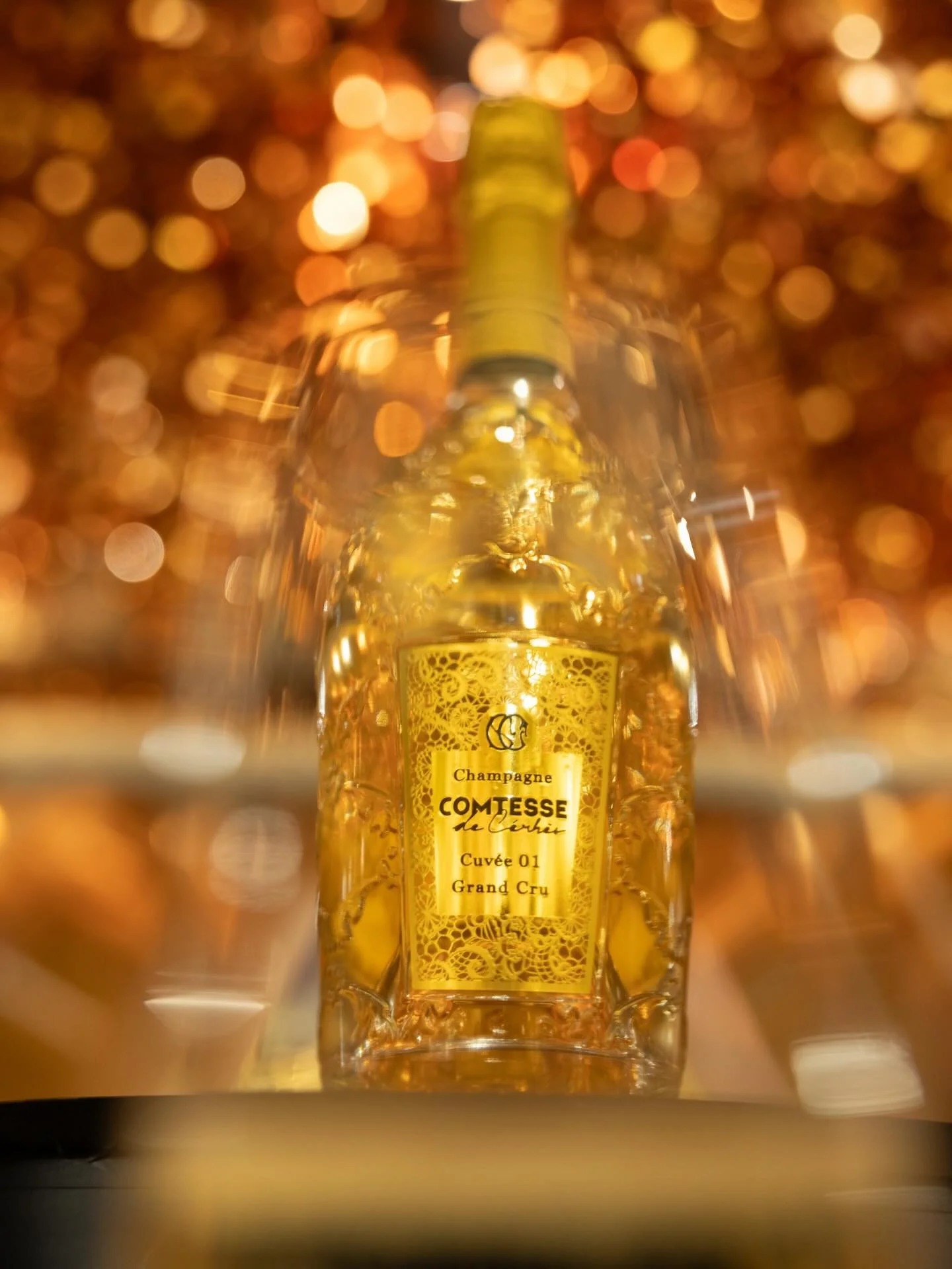 ⚜️COMTESSE de Cerhes⚜️

「太陽の起源」という要素をもとにデザインされた美しいオリジナルボトル🍾

化粧箱はエルメスのデザイナーが特注にてデザインした一品でございます。

Lalahで過ごす特別な夜に、ぜひこの一杯を🥂

本日も皆さまのご来店をお待ちしております。
@roppongi_lalah フォローして最新情報をチェック！

#lalah #clublalah #六本木ララァ #ラグジュアリーな夜 #六本木キャバクラ アーラー 特別な一杯