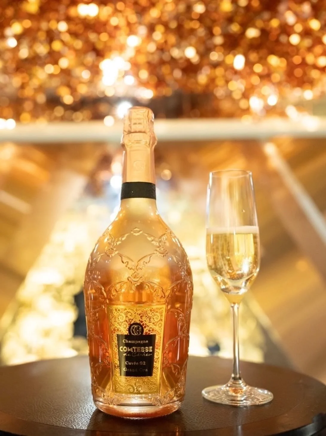 ⚜️COMTESSE de C&Eacute;R&Egrave;S Cuv&eacute;e 02 Grand Cru⚜️

黄金に輝く特別な一本。
グラスに注がれるたび、上品な香りと華やかな余韻が空間を包み込む

特別な夜をさらに格上げしてくれる、ラグジュアリーなシャンパン。
大切な人との乾杯や、忘れられない瞬間にぜひ🥂

本日も皆さまのご来店をお待ちしております。
@roppongi_lalah フォローして最新情報をチェック！

#lalah #clublalah #六本木ララァ #ラグ