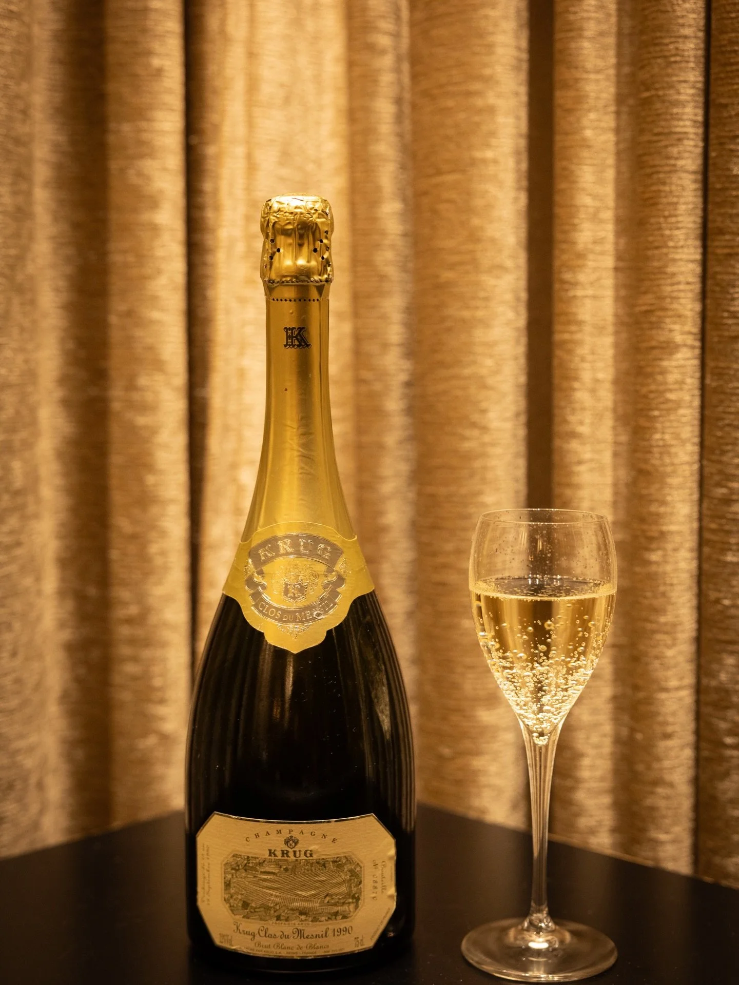 .
⚜️ KRUG Clos du Mesnil 1990 ⚜️

単一畑・単一年・シャルドネ100%で造られる希少なシャンパン。
繊細な泡と深い熟成感が特徴で、柑橘や蜂蜜、トースト、ナッツのような複雑な香りが重なり
華やかさだけじゃなく、&ldquo;余韻を味わうためのシャンパン&rdquo;って表現が似合う一本。

今夜くらいは、少し贅沢してもいい。
特別な夜には、特別な一本を🥂

本日も皆さまのご来店をお待ちしております。
@roppongi_lalah フォローして最新情報をチェック！