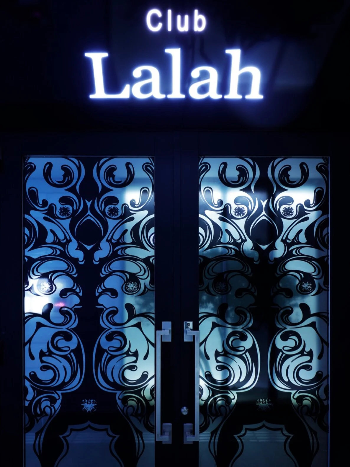 .
✨ Beyond the Door &ndash; Lalah ✨

 
六本木の喧騒を抜け、その扉の先へ。

 
幻想的な光に包まれたエントランスは、
これから始まる特別な時間へのプロローグ。

扉を開いた瞬間から広がるのは、
洗練された空間と心地よいおもてなし。

日常から少し離れ、
美しい時間を楽しむための場所。

上質な空間とおもてなしが、
忘れられない夜を演出します。

 
今夜も皆さまのご来店をお待ちしております🥂

 
 
@roppongi_lalah フォローして最新情報