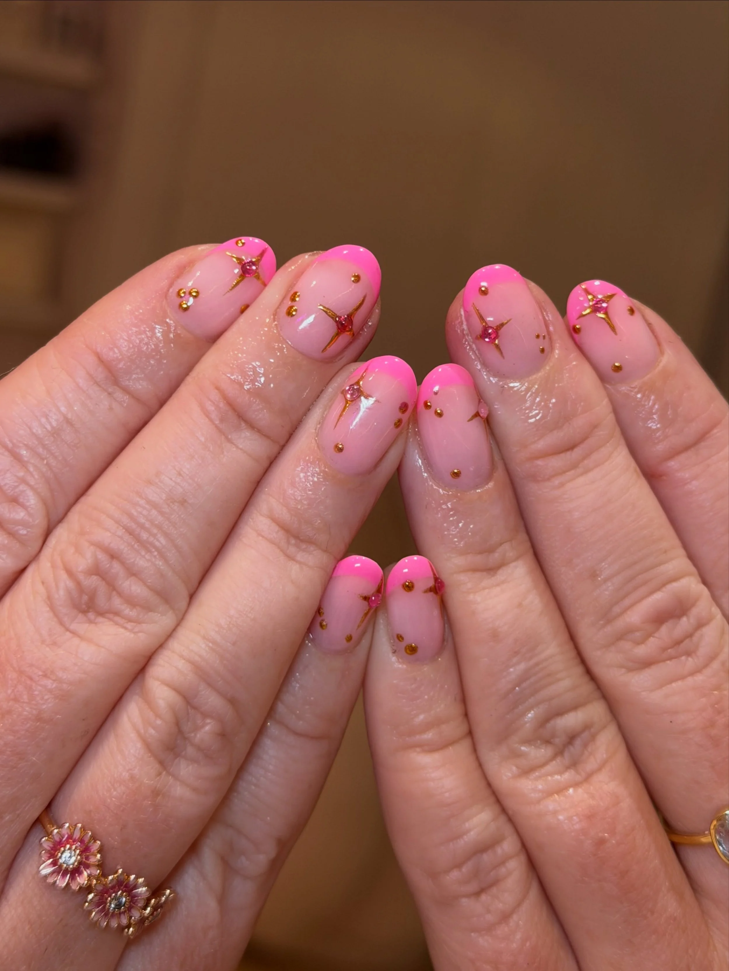 ✨ Pink perfection with a little golden sparkle ✨💗

.
.
What to ask for?
Service: BIAB on natural nails 
Colour: Dolly
Shape: Almond
Length: Short to medium
.
.
.
#pinkfrenchwithchrome thegelbottlebiab #pinkfrenchtips #meltnailbar #brontenailsalon