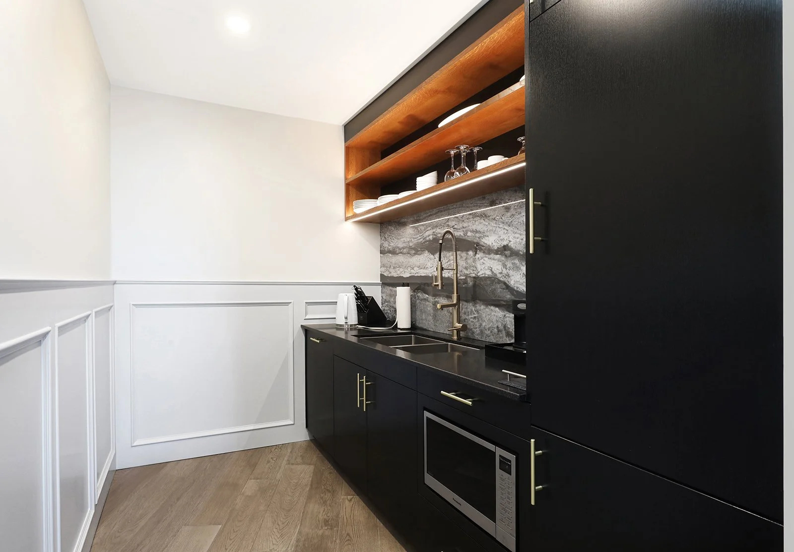 Kingfisher-Beachfront-Oceanview-Suite-kitchen.jpg