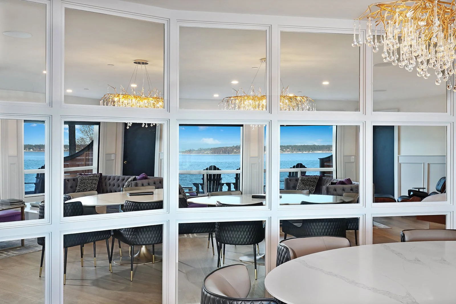 Kingfisher-Beachfront-Penthouse-Suite-dining-room-mirrors.jpg