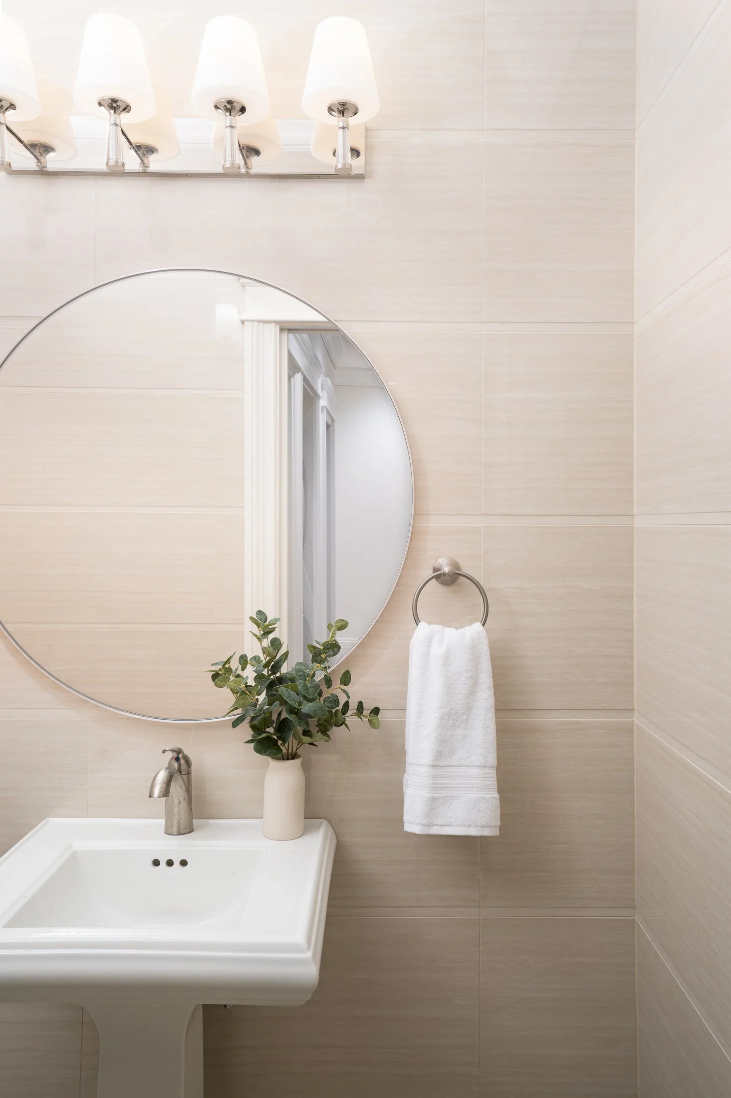 vancouver-26th-avenue-residence-podwer-room-round-mirror.jpg