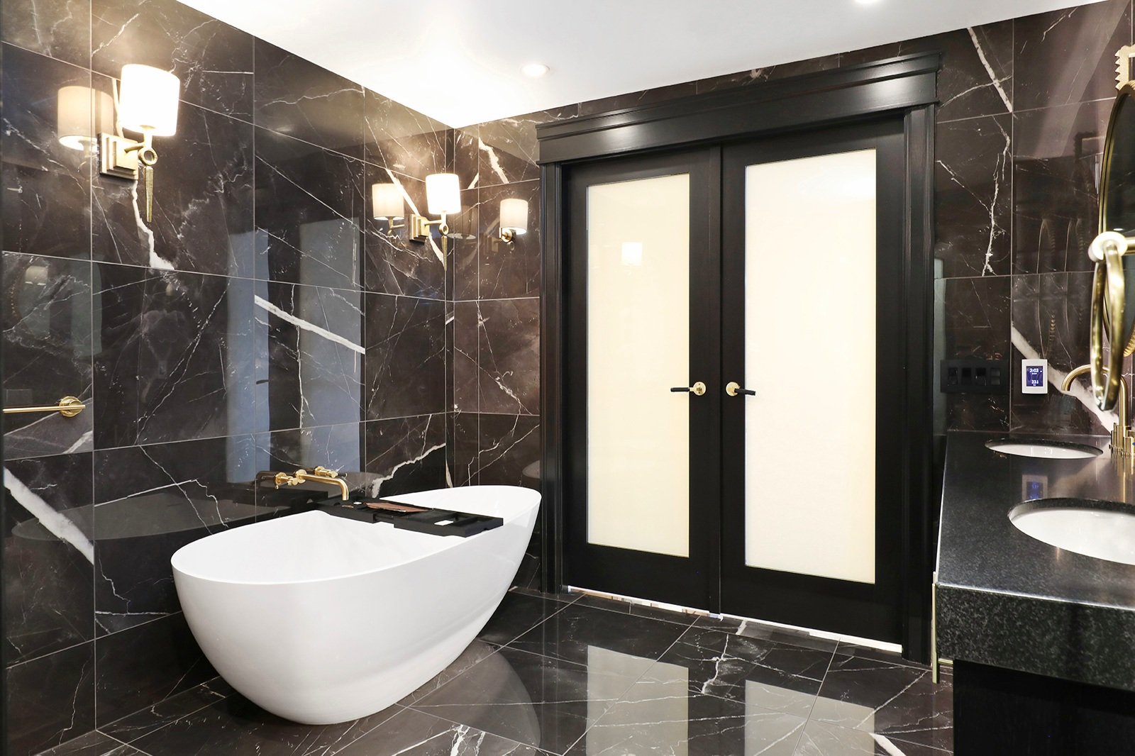 Kingfisher-Beachfront-Penthouse-Suite-bathroom-black-marble.jpg