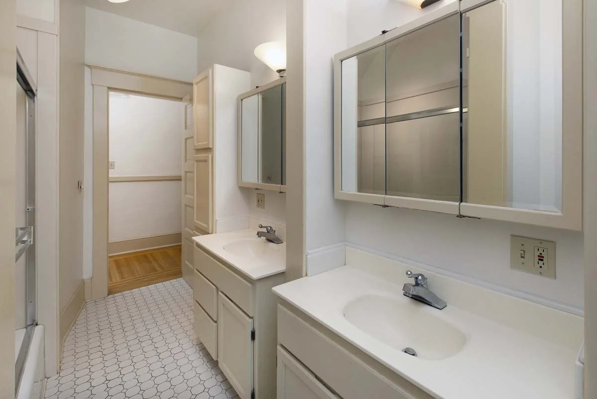 2754Pierce11 Bath2.jpg