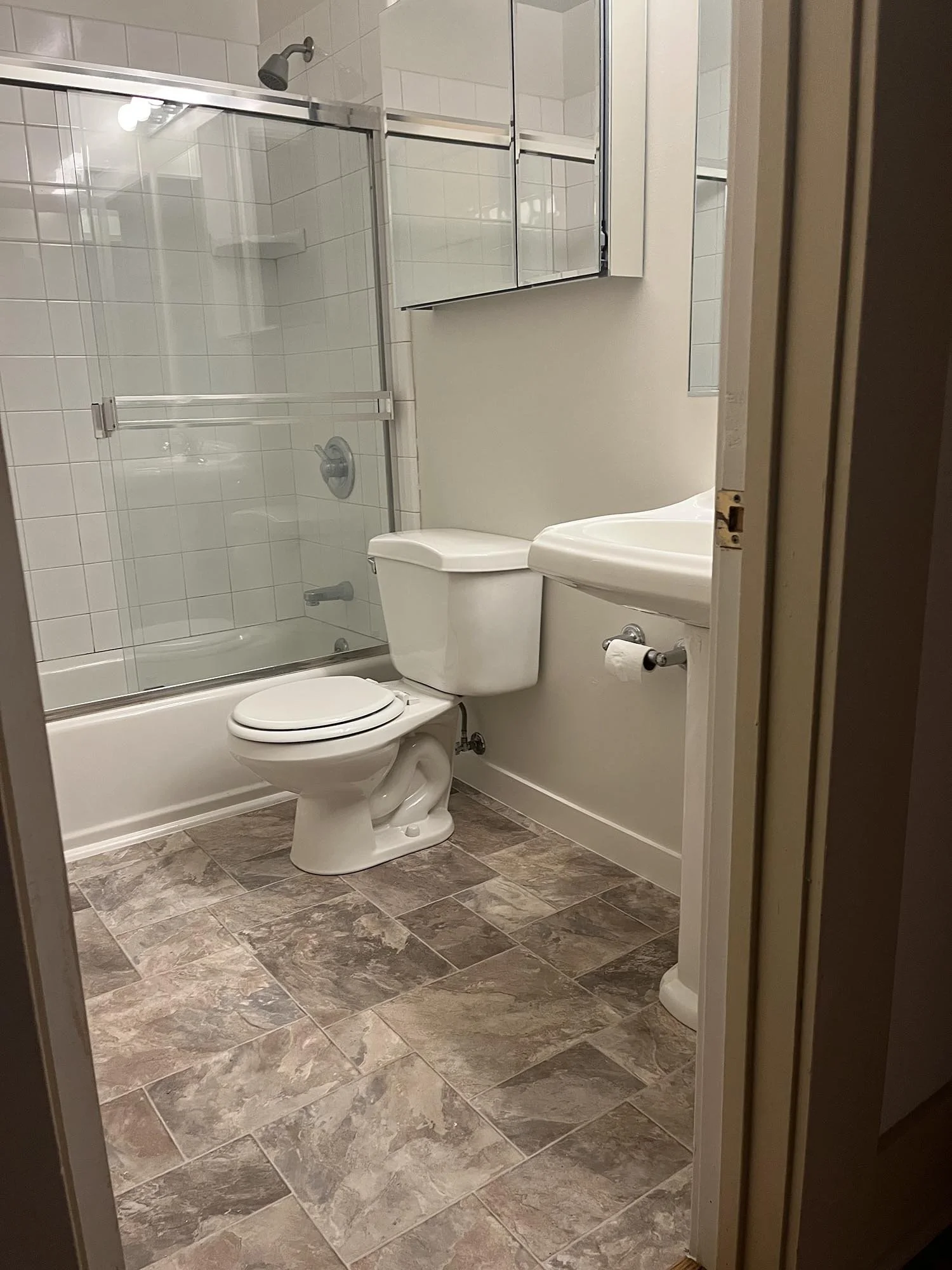 2754Pierce11 bath.jpeg