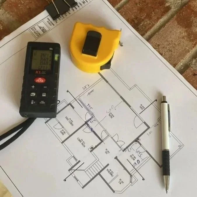 Progetto di architettura con strumenti di misurazione su una pianta di una casa