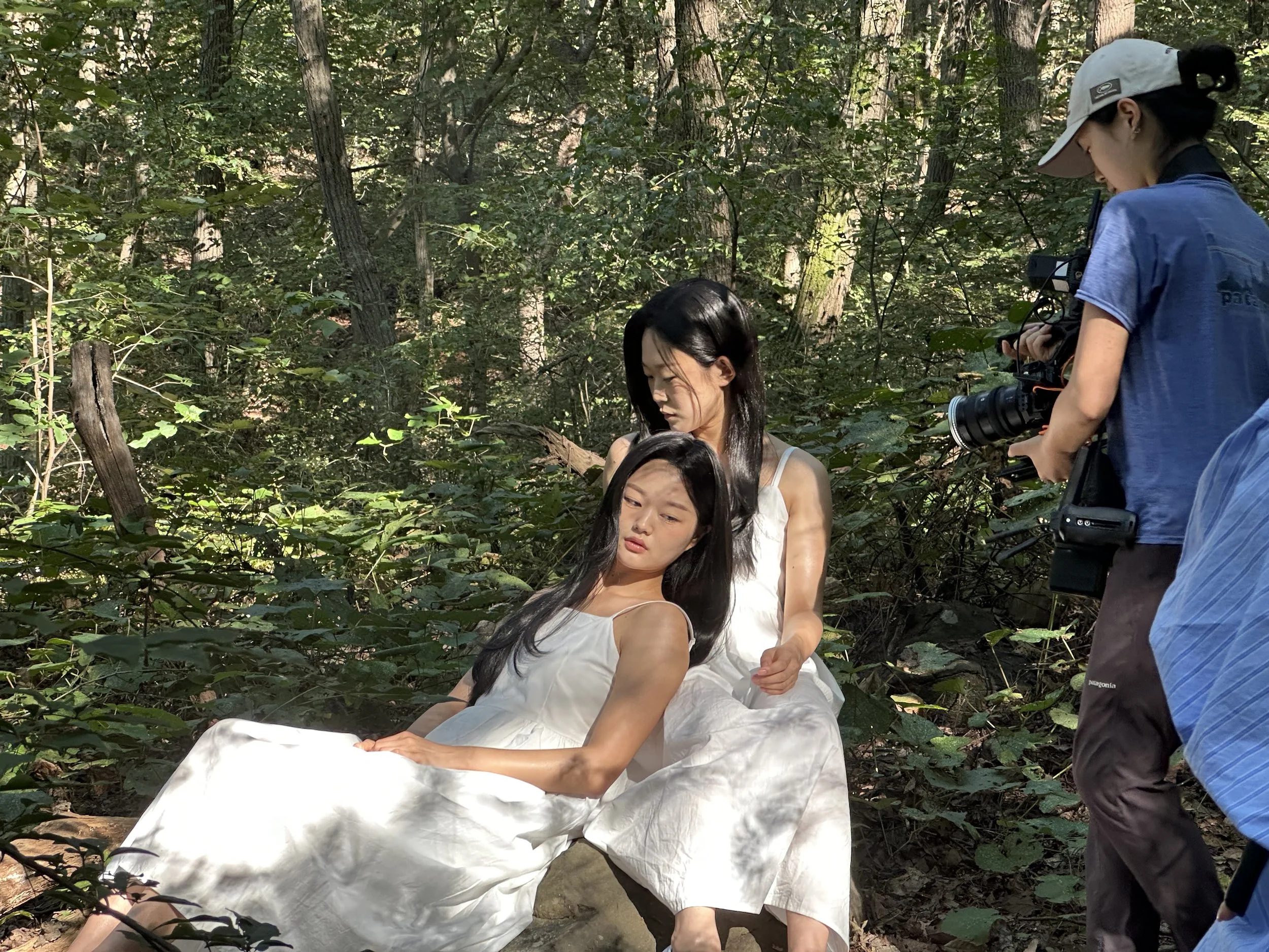 Swipe Right To Bite/SRTB behind the scenes/BTS. Jiseo (Yeon) and Kyunghee (Sol) in the forest scene. Yuchae (Director) holding camera.