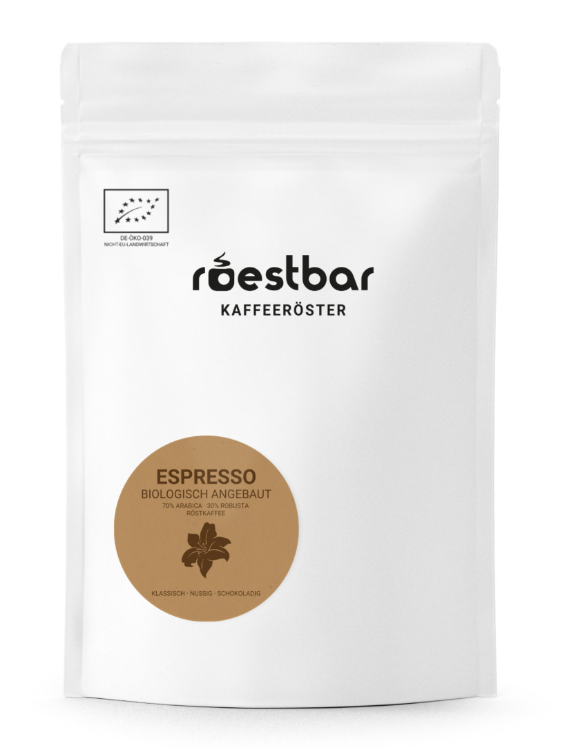 Weißer Beutel mit roestbar Kaffee Röstung, Beschreibung 'Espresso biologisch angebaut', mit Abbildung einer Kaffee-Blüte, der Beutel ist verschlossen.