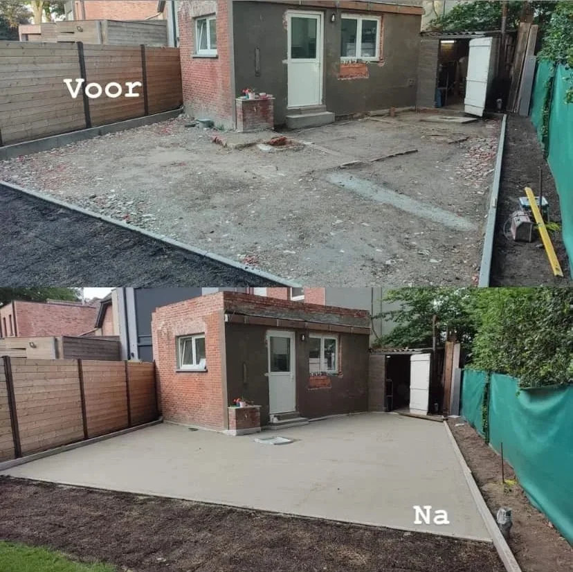 Twee foto's van een tuin, de eerste foto toont een onafgewerkte tuin met grind en bouwmaterialen, de tweede foto toont dezelfde tuin na afwerking met een betonnen terras