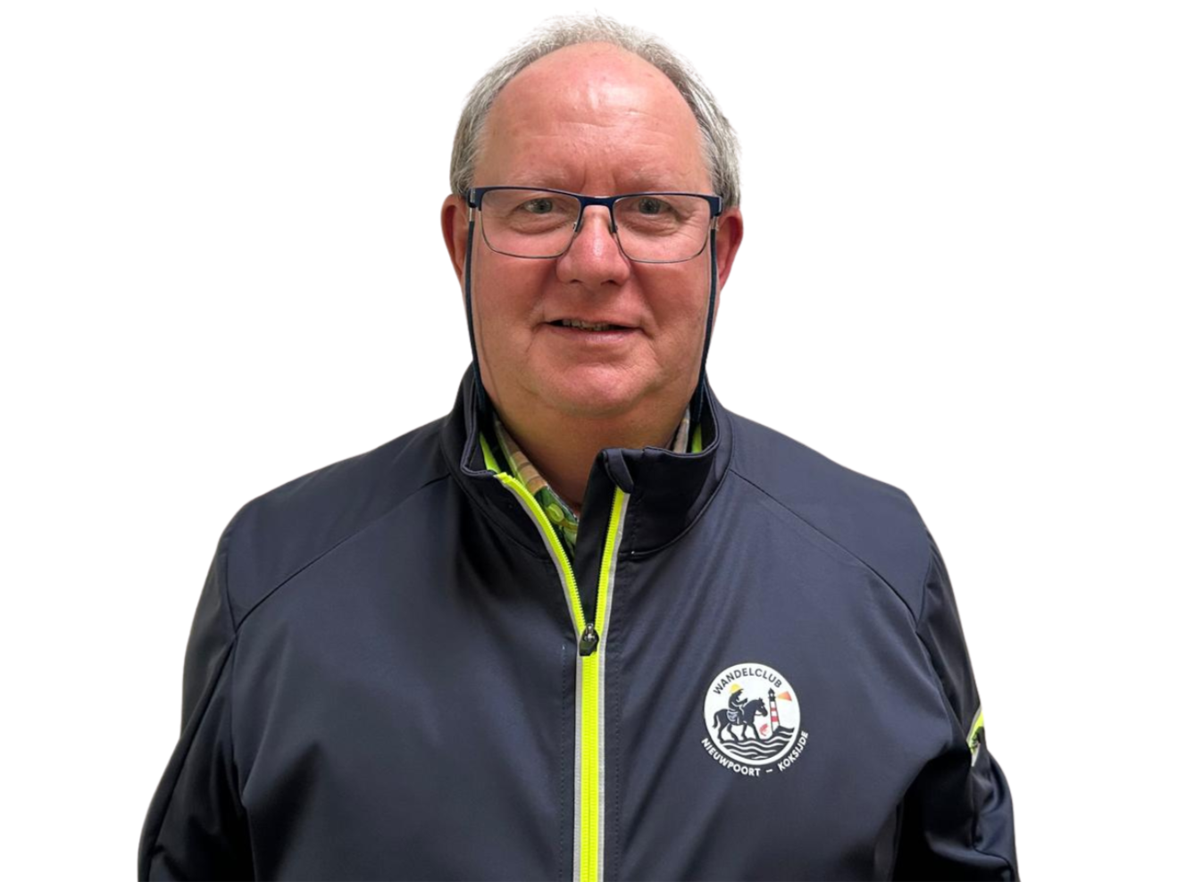 Man met brillen en grijze haar, gekleed in een zwart jack met een logo van Wandelsportclub, op een witte achtergrond.