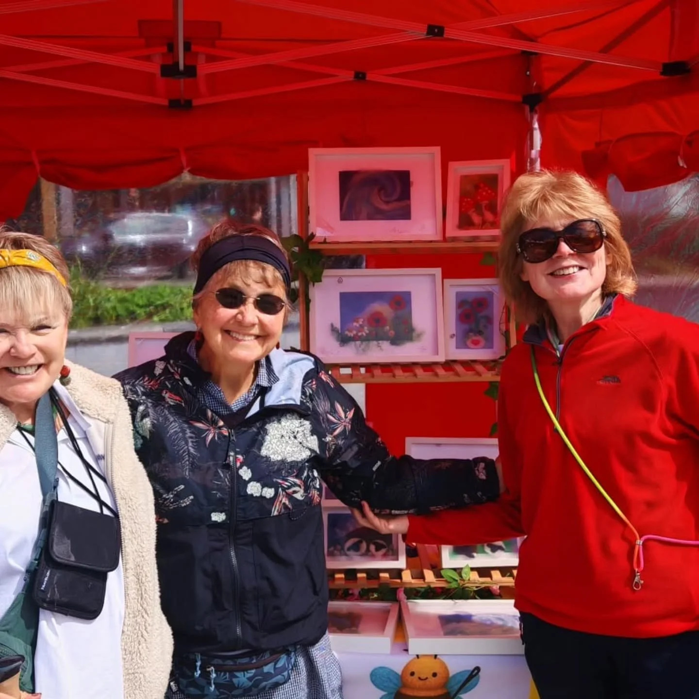 Lovely to meet our Australian and American friends in Galway. Lots of fun and Ceili music atvtye Tiny Traders Market in Eyre Square, Galway.

#explorepage #woolfelt#nature #explore #needlefelting