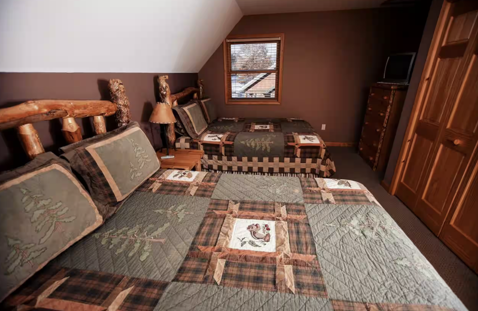 Shared accommodation: Rooted Fall - Book with a friend
