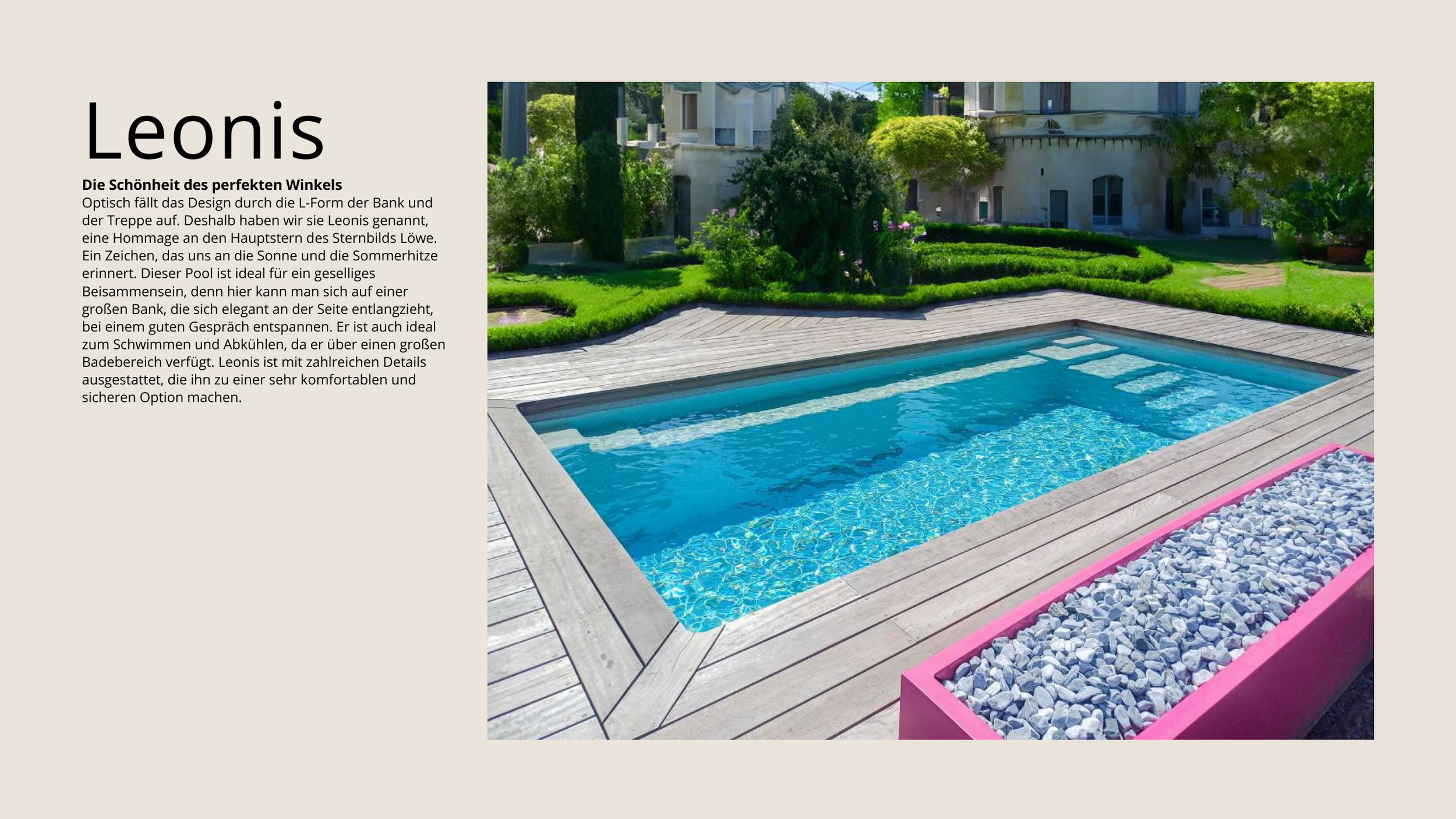 Ein moderner, rechteckiger Pool mit integriertem Jacuzzi, umgeben von einem Holzboden und einer pinkfarbenen Blumenkübel mit weißen Steinen. Im Hintergrund ist ein gepflegter Garten mit Bäumen und einem Haus zu sehen.