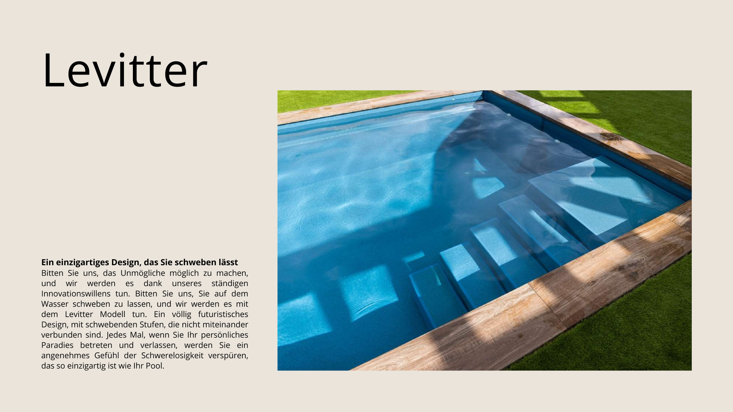 Blick auf ein Wasserbecken mit schwimmenden Stufen, umgeben von Holzrahmen und grünem Rasen.