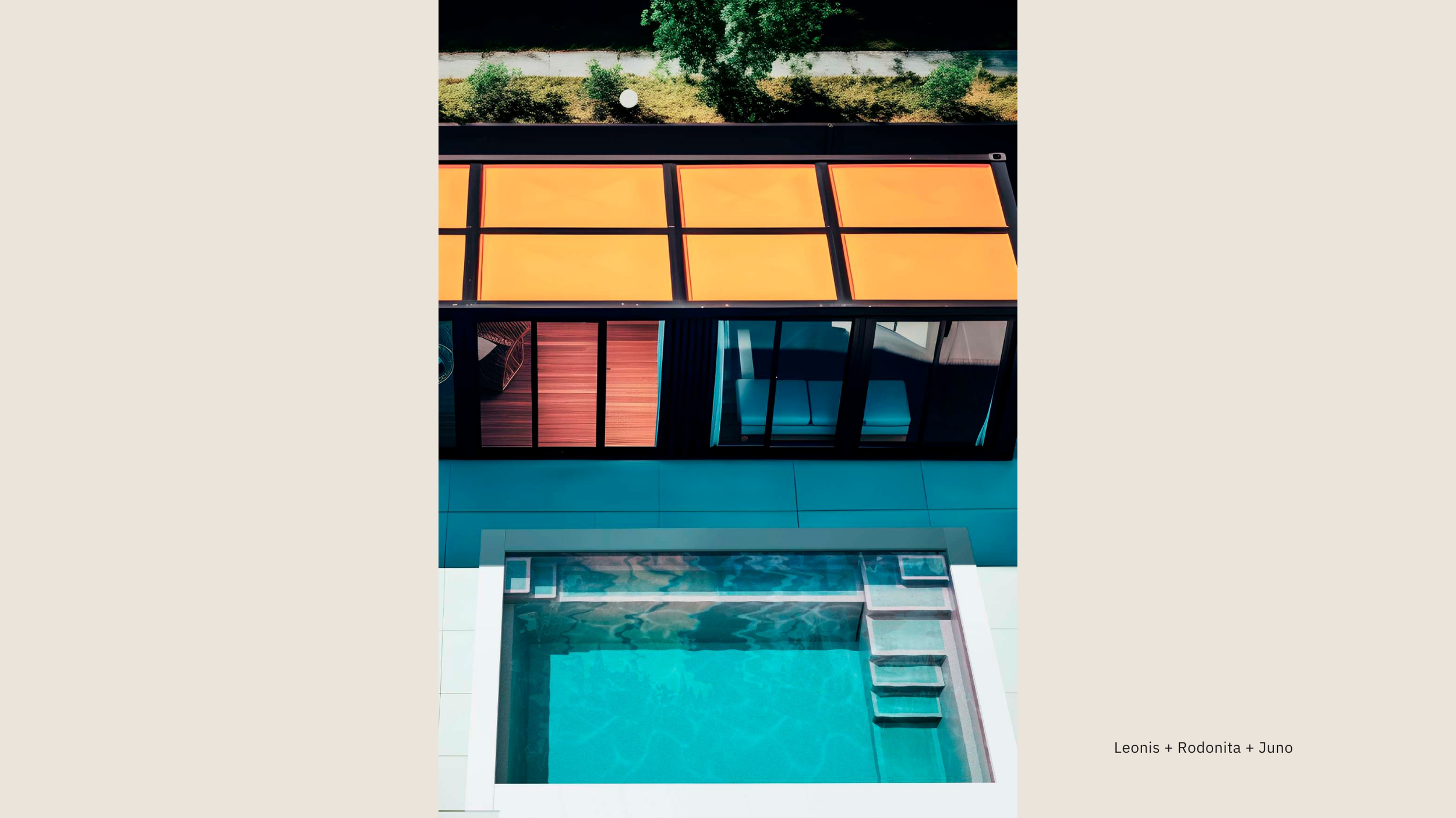 Luftaufnahme eines modernen Gebäudes mit einem Pool, Glaswänden und einer Terrasse, umgeben von Bäumen und einem Weg.