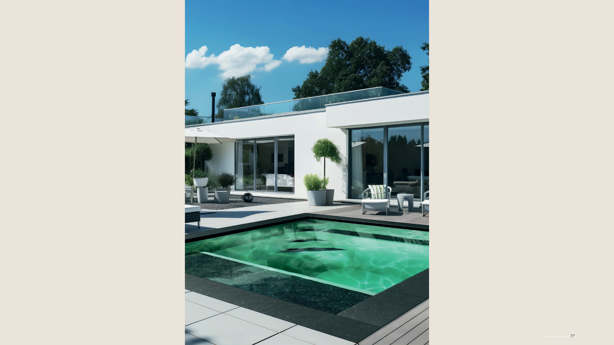 Moderner, weißer Wohnhaus mit Pool im Vorgarten, Sonnenschirm, Gartenmöbel und Topfpflanzen unter blauem Himmel mit Wolken.