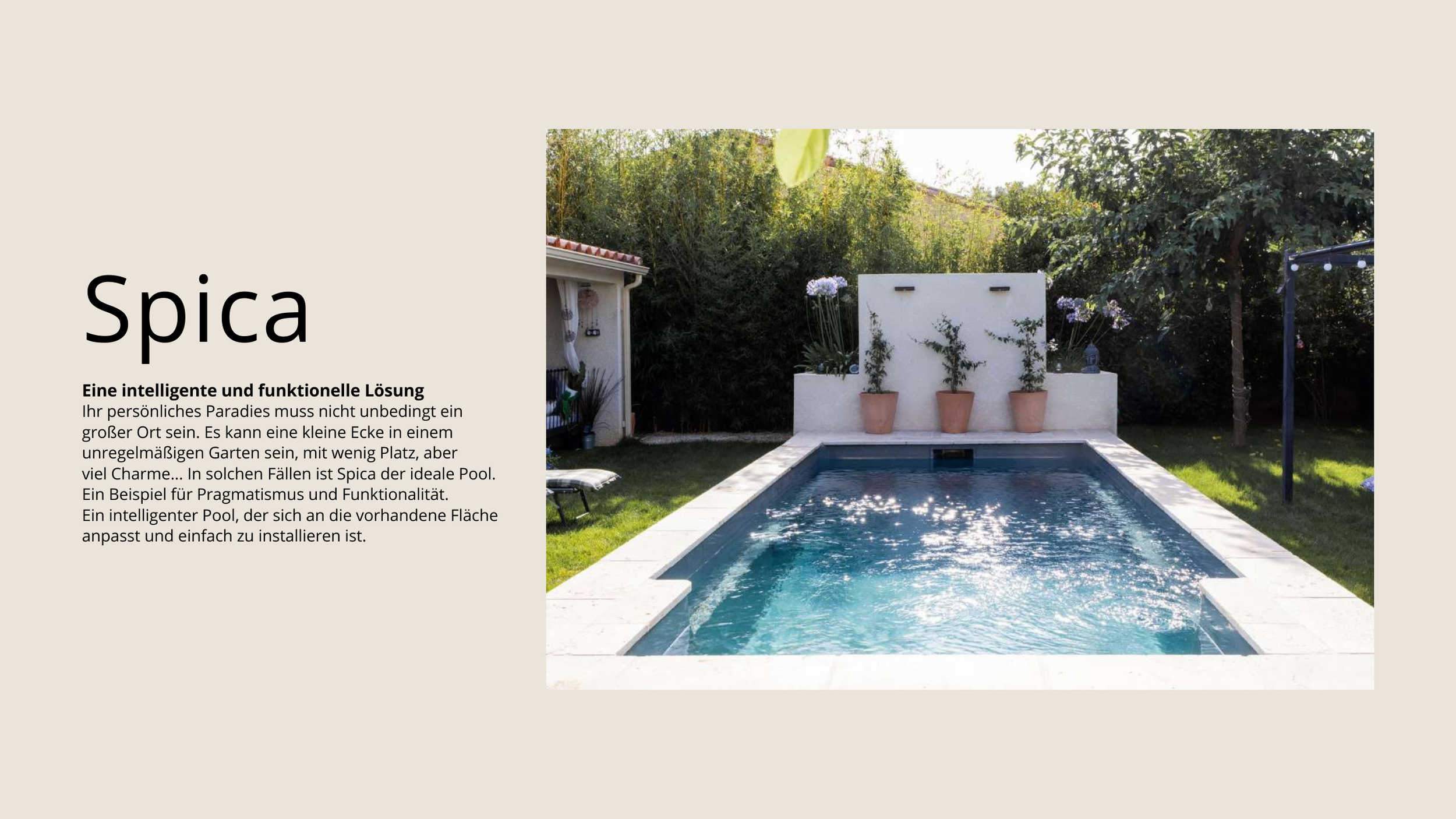 Ein kleiner, rechteckiger Pool in einem Garten, umgeben von Pflanzen und bunten Töpfen, mit Sonnenschein und Schatten, in einer modernen, weißen Umgebung.