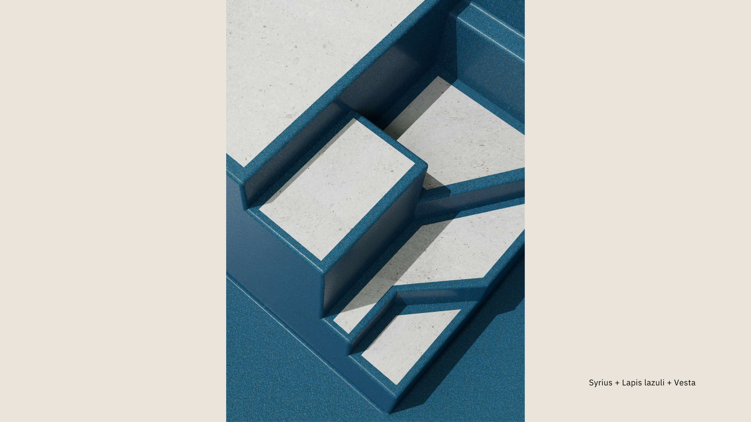 Drei blaue, geometrische Behälter mit weißen, marmorierten Innenflächen auf grauem Boden, Schatten werfen. Text am unteren rechten Rand: 'Syrius + Lapis lazuli + Vesta'.