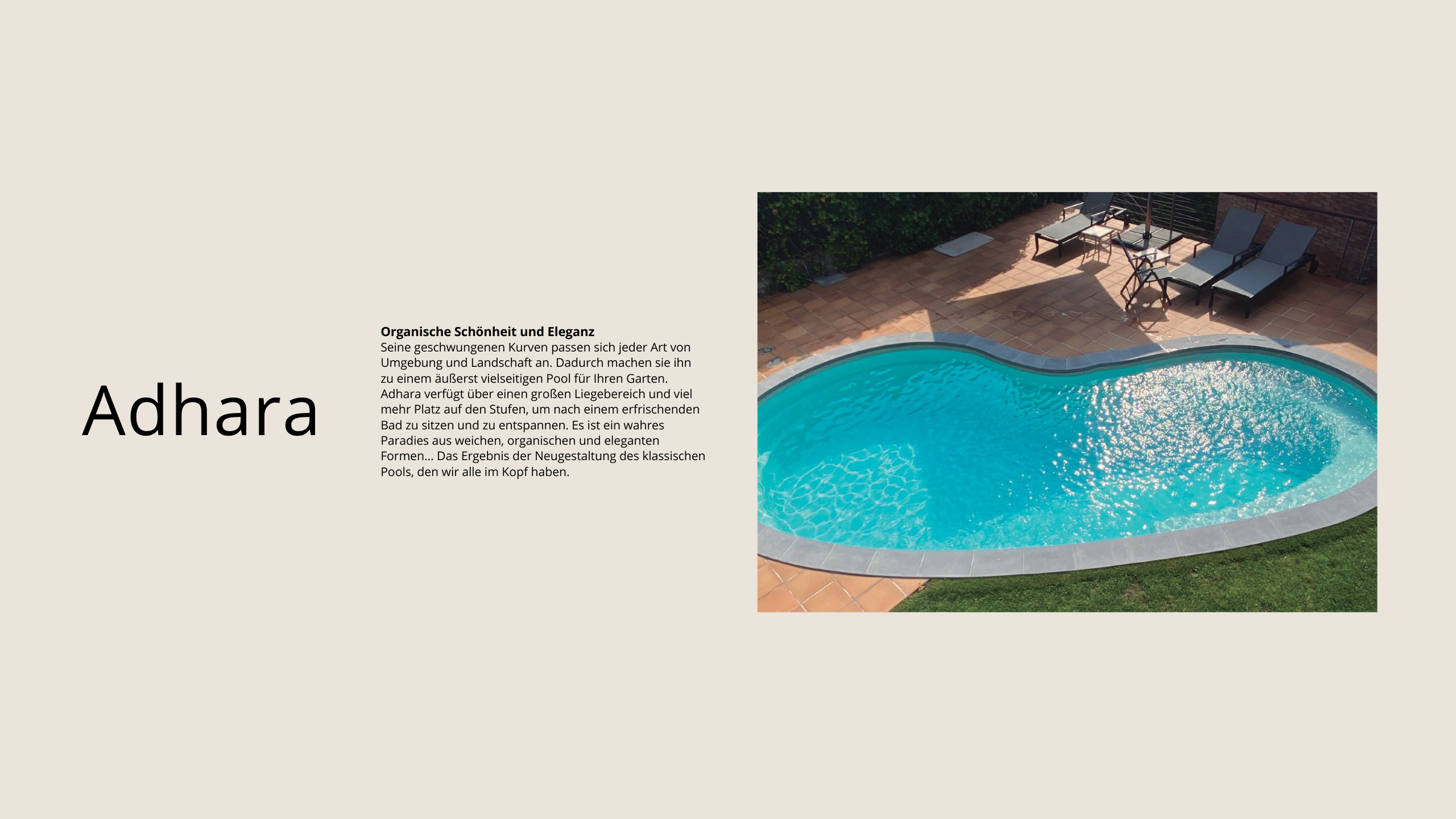 Ein Swimmingpool mit bequemen Liegen rund um den Pool auf einer terrakottafarbenen Terrasse, umgeben von grünen Bäumen.