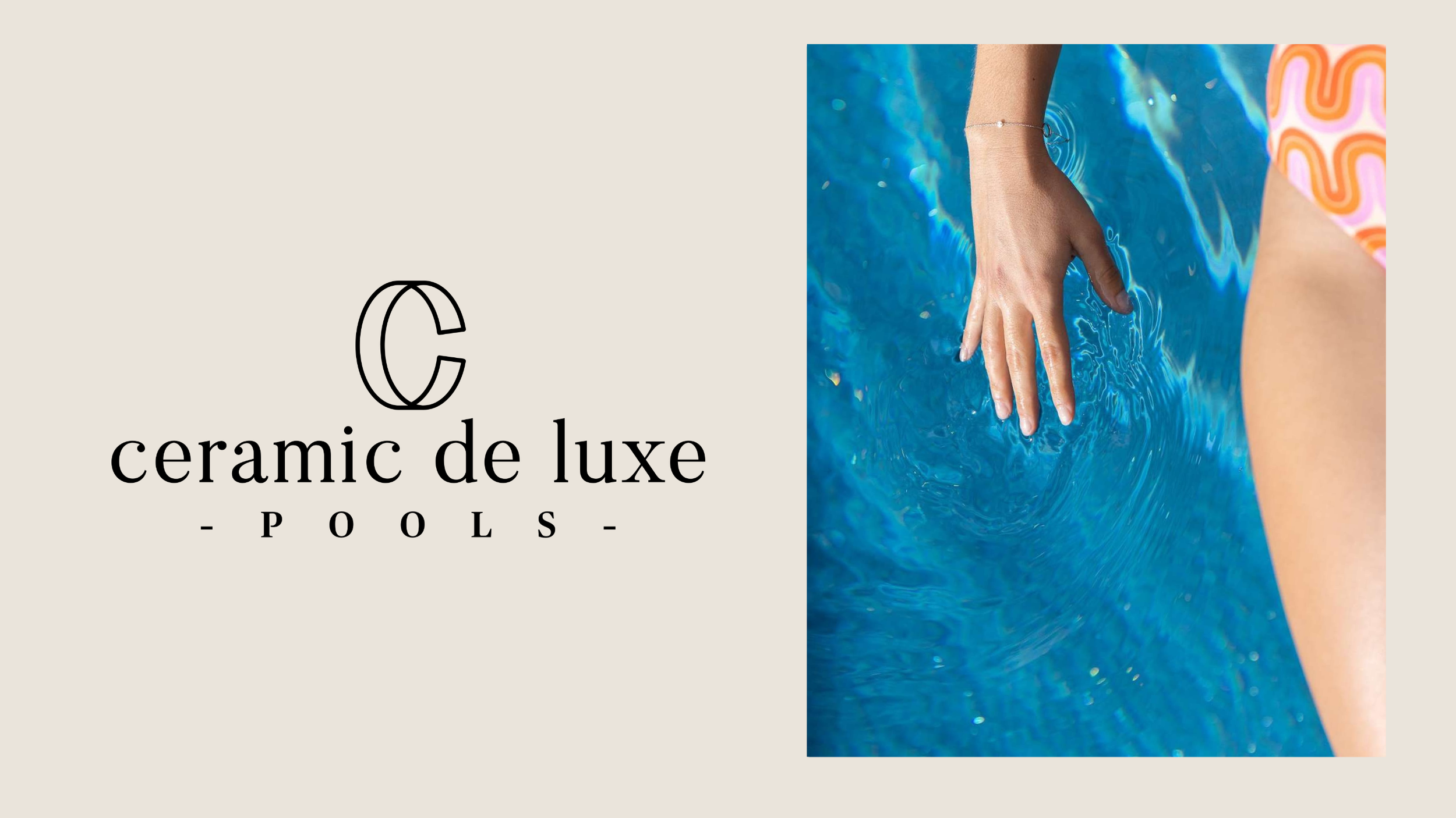 Nahaufnahme einer Hand, die ins Wasser eines Swimmingpools taucht, an einem Sommertag. Links befindet sich der Schriftzug 'C ceramic de luxe - POOLS -' auf hellem Hintergrund.