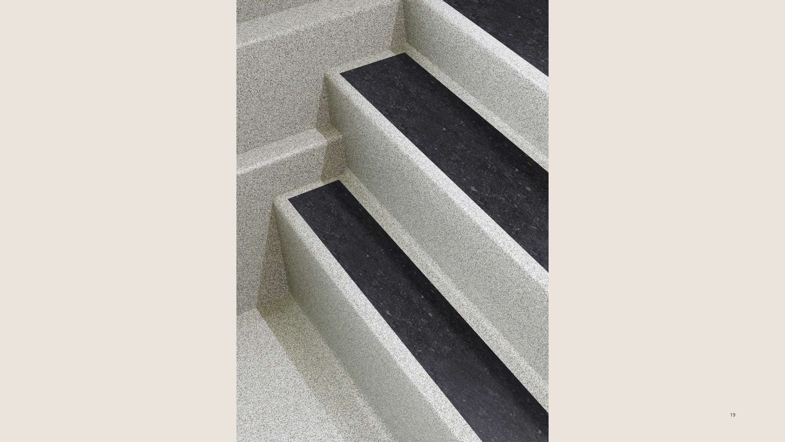 Nahaufnahme von Treppenstufen mit schwarzen Trittflächen und weißen Kanten.