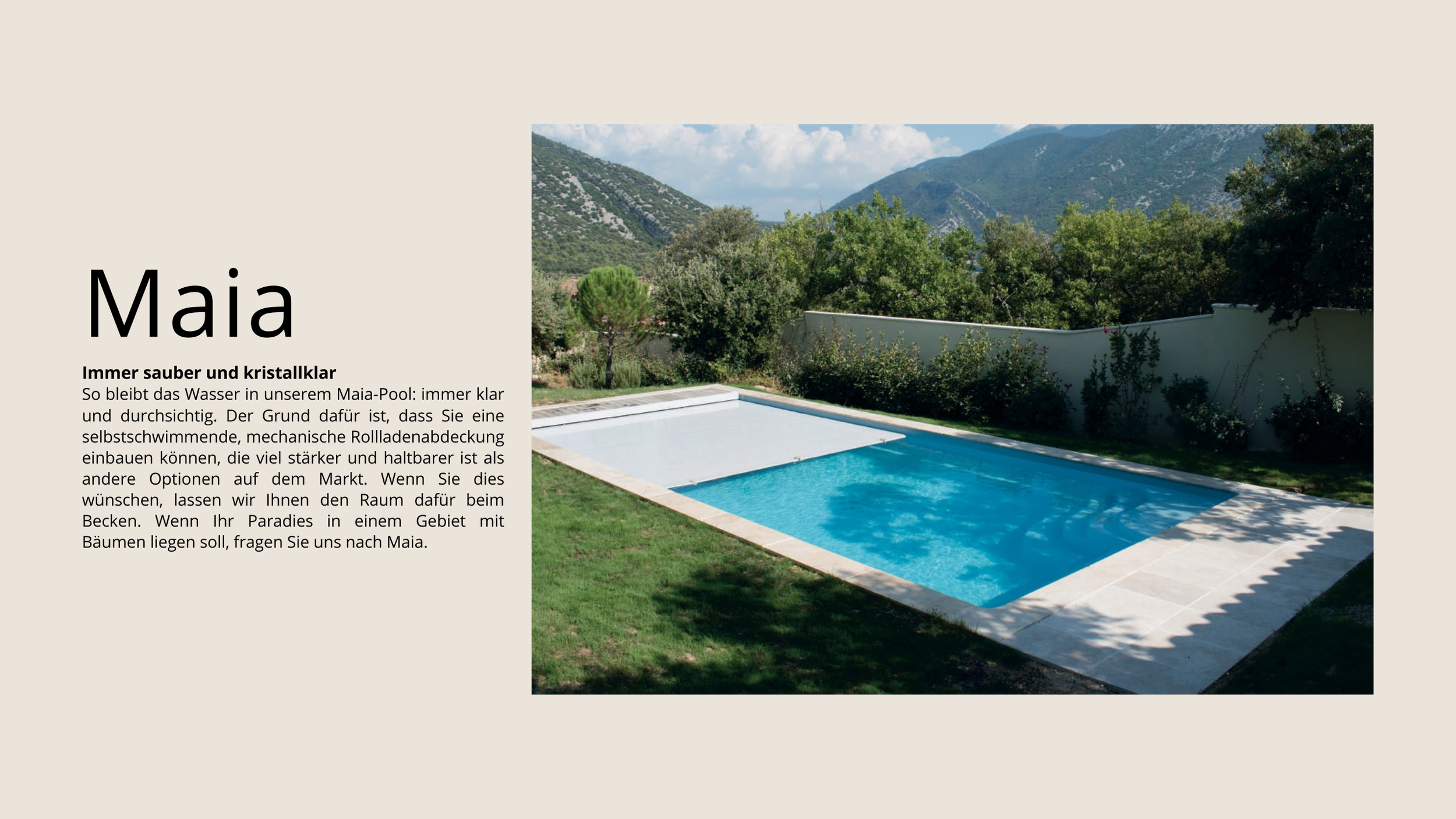 Ein moderner Swimmingpool mit blauer Wasser auf einer grünen Rasenfläche, umgeben von Bäumen und Bergen im Hintergrund, unter einem hellblauen Himmel mit einigen Wolken.
