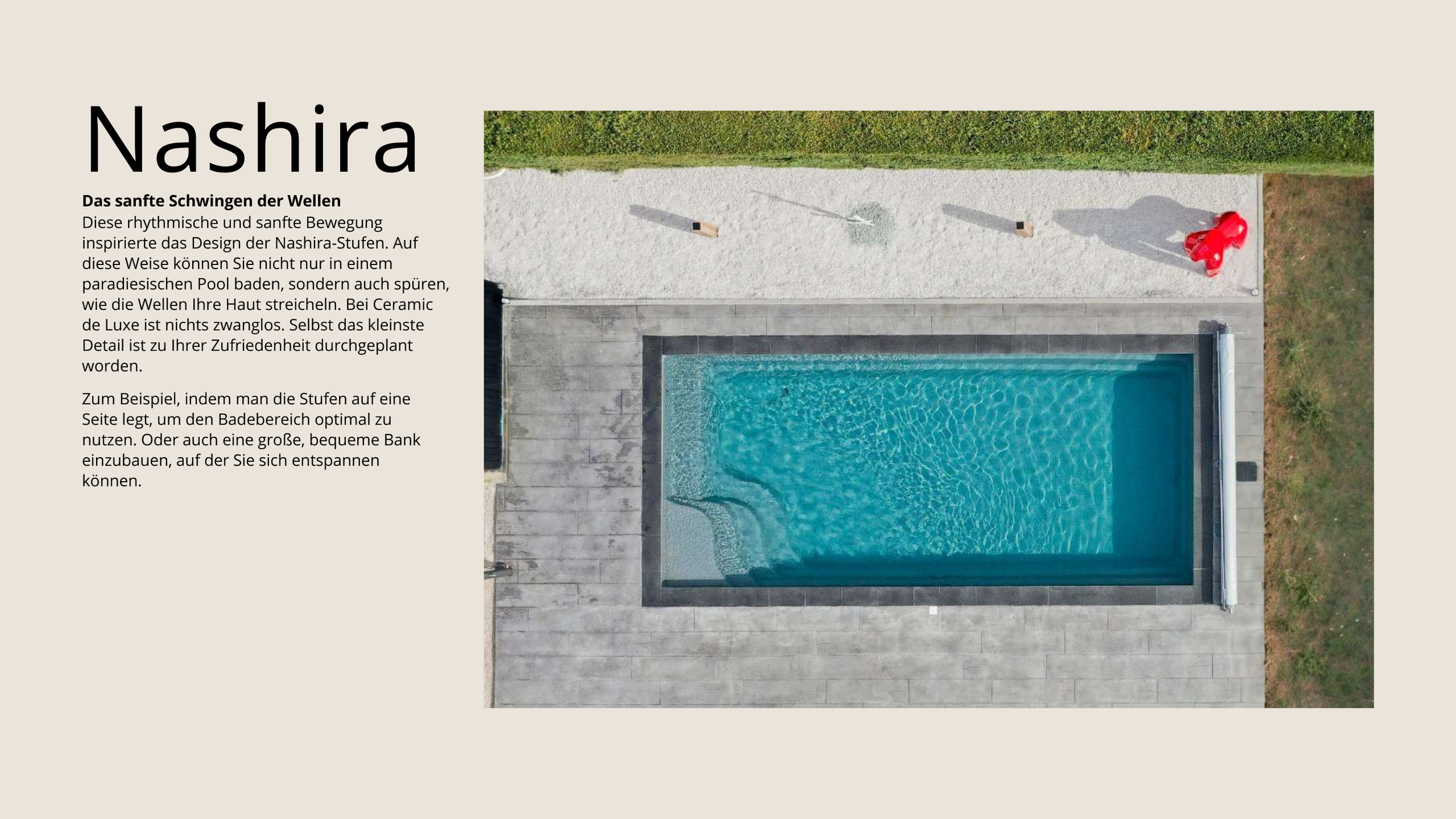 Luftaufnahme eines Swimmingpools mit blauer Wasseroberfläche, umgeben von einem Betonboden, und einem Garten mit Rasen im Hintergrund. Neben dem Pool sind eine helle Sandfläche mit kleinen Besuchermarkierungen und ein rotes Spielgerät sichtbar.