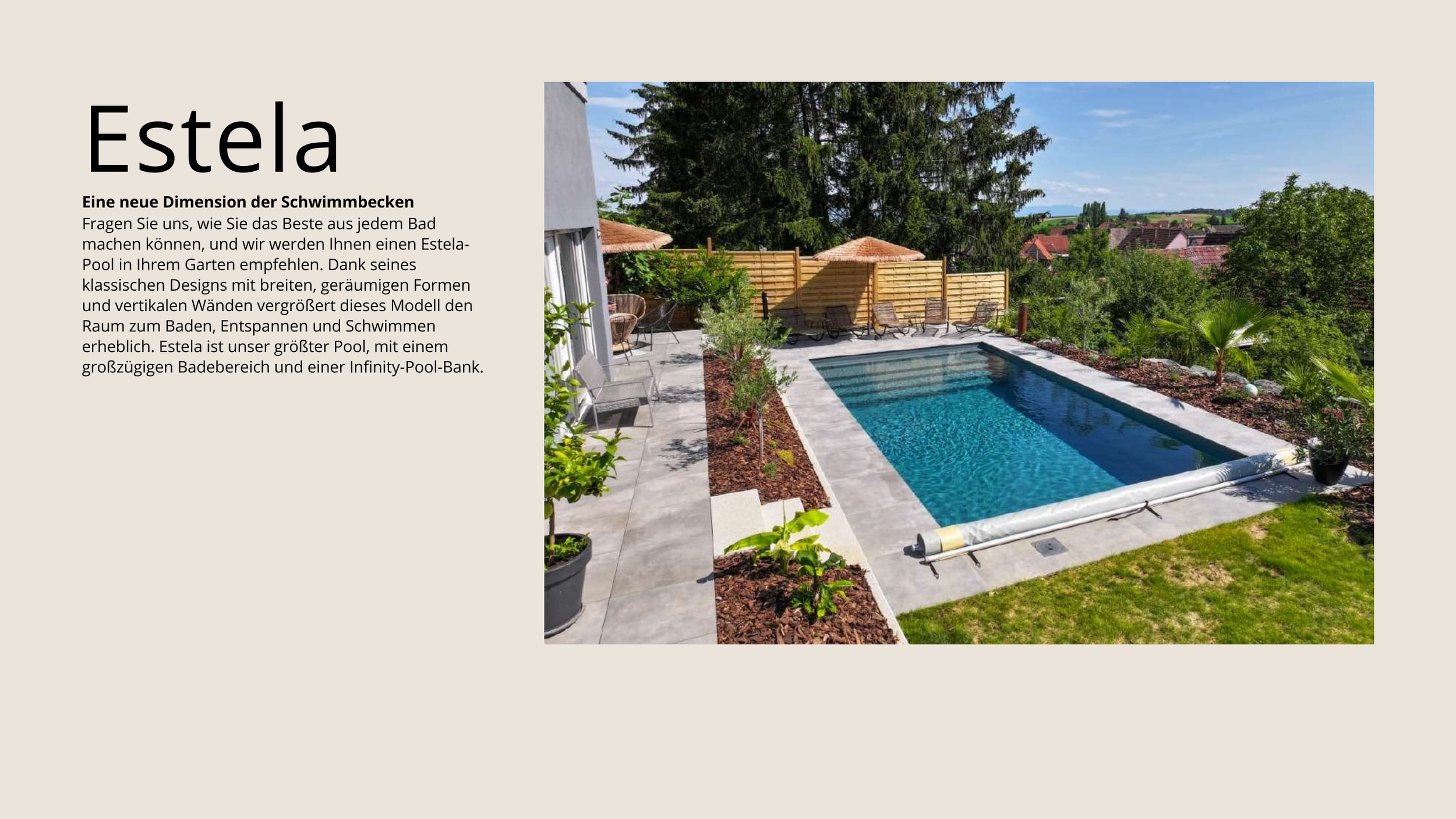 Ein moderner Swimmingpool im Garten mit Gartenmöbeln, Sonnenschirmen und Bäumen im Hintergrund, bei schönem Wetter.
