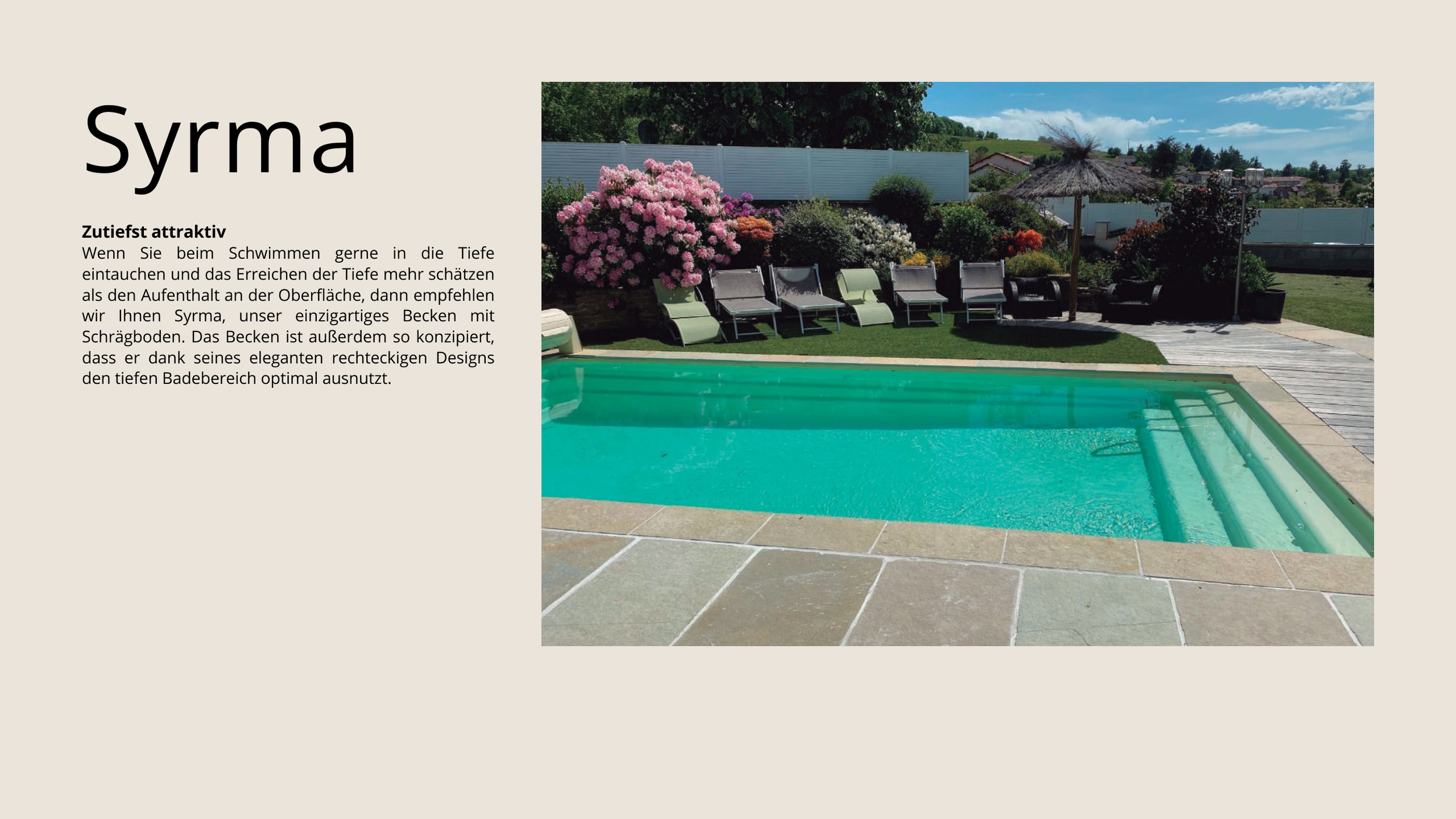 Ein Swimmingpool im Garten mit Liegestühlen und einer Sonnenschirm, umgeben von bunten Blumen und Bäumen, bei sonnigem Wetter.