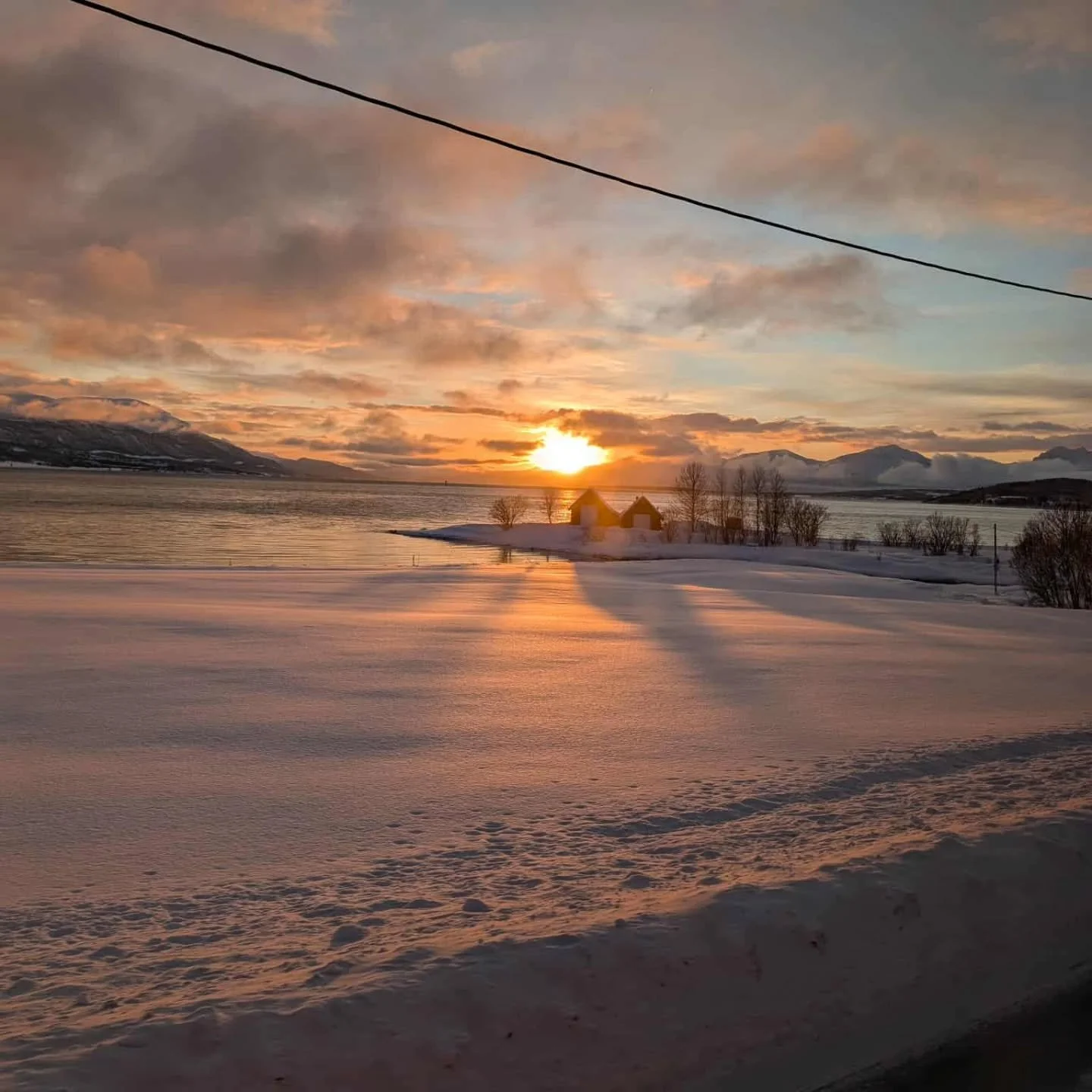 🧡 November sunsets 🧡 
2 more and then we are officially in 2 months of Polar Nights 🌑 21nov-21jan 🖤

#tromsolove
#northernnorway
#northernlights 
#norway 
#polarnight 
#arcticwinter 
#tromso 
#troms&oslash;