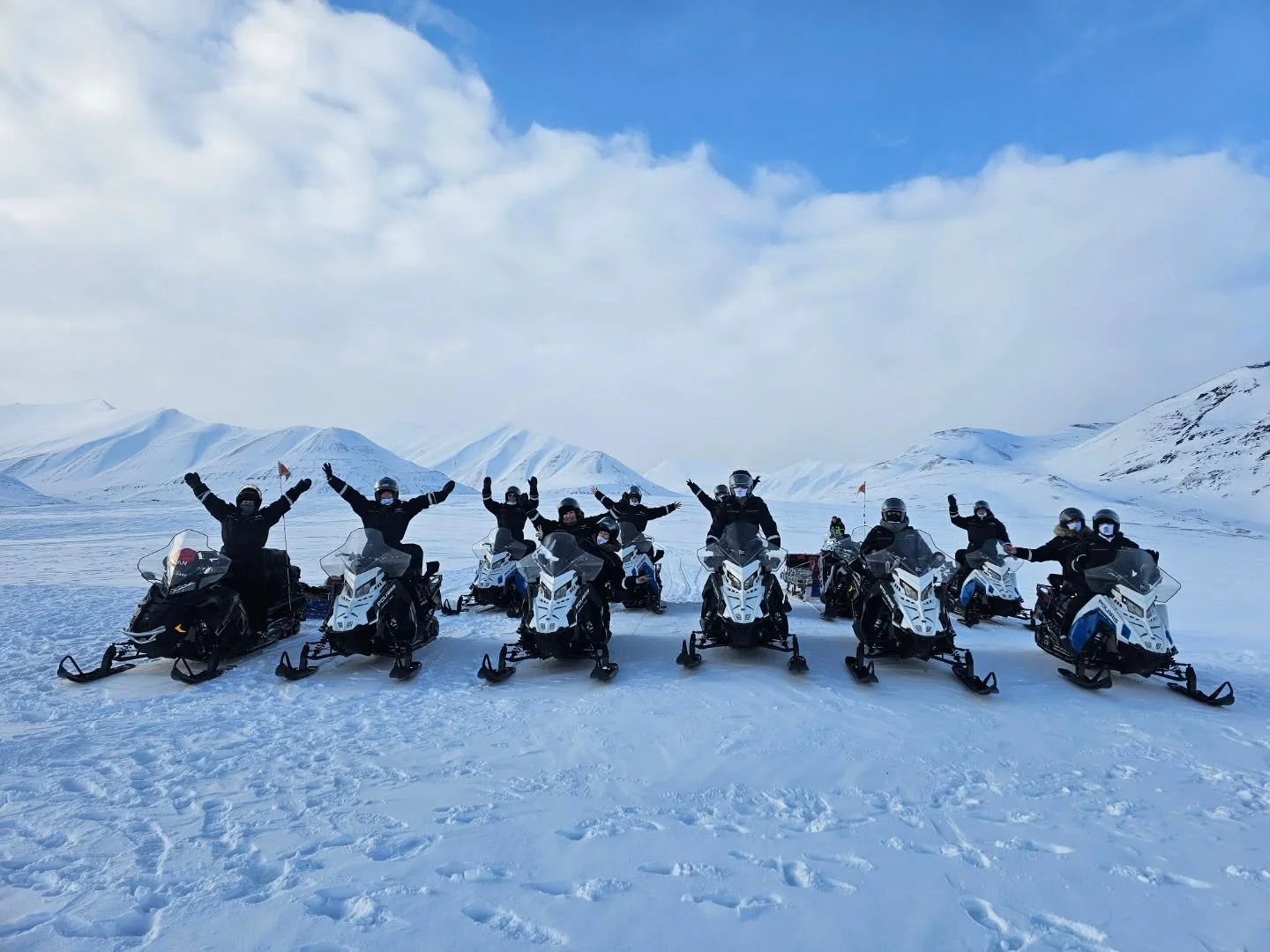 Amazing day in Svalbard 🤩 
#Svalbard #snowmobile #elevatenorway