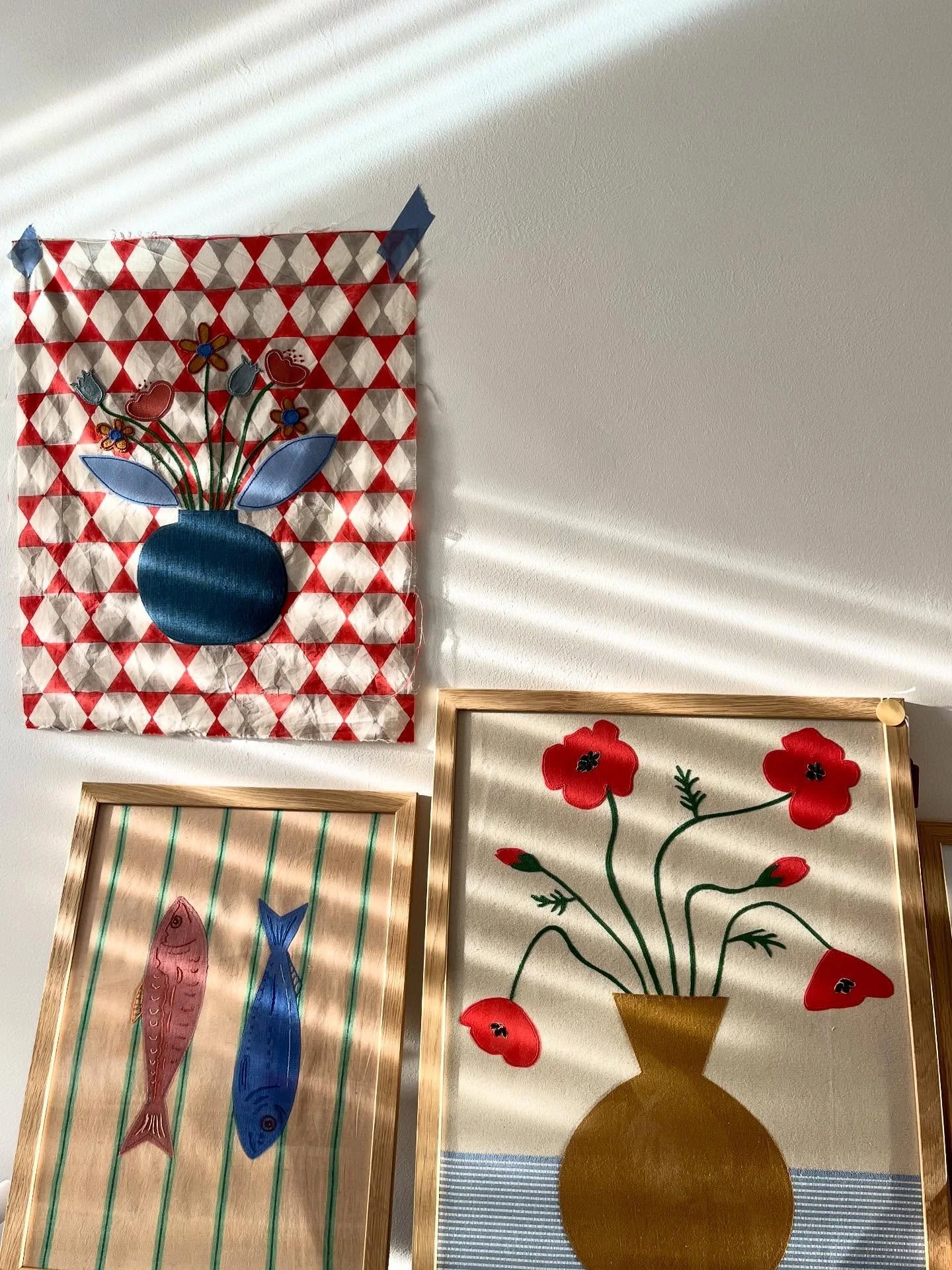Works in progress in the studio at the moment. Just a few of the pieces I&rsquo;ll be brining to next week&rsquo;s gallery pop up.

#poppies #remembrance #folkart #fabricart #textileart #oneoffpieces #reducingwaste #artinspiredbynature #sustainablyma