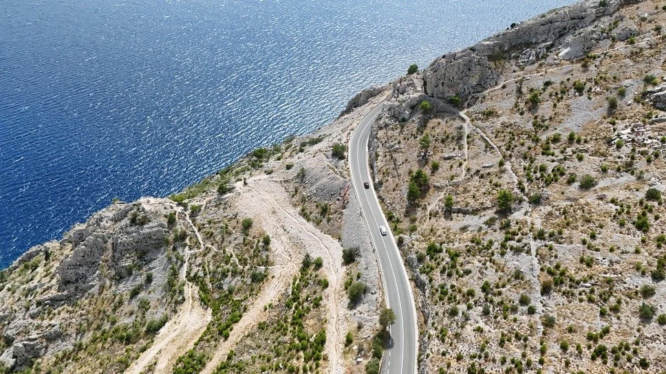 makarska uvala dron put u more.jpg