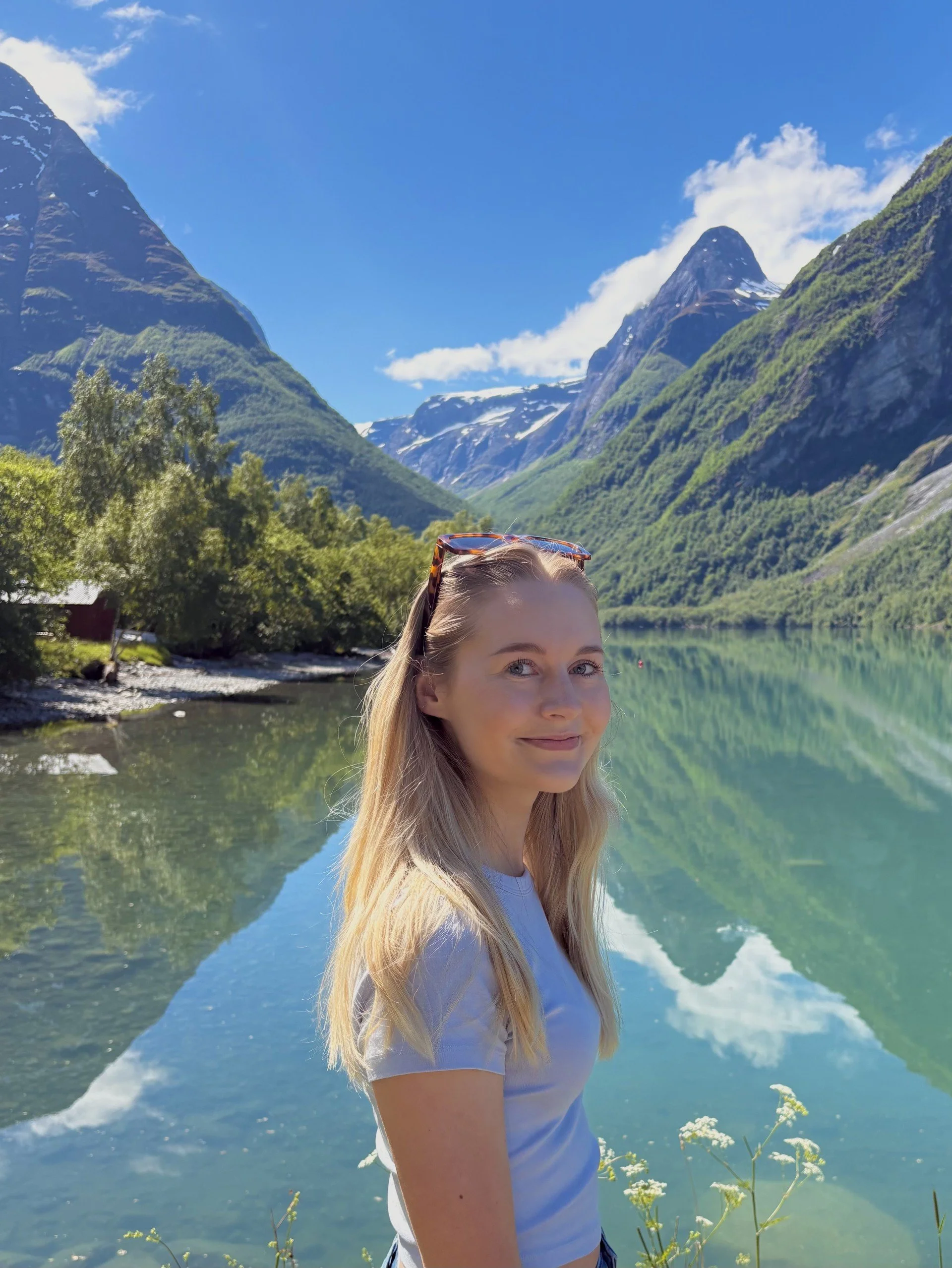 Med fersk mastergrad i leiing flyttar Hannah Sofie heim til Hornindal