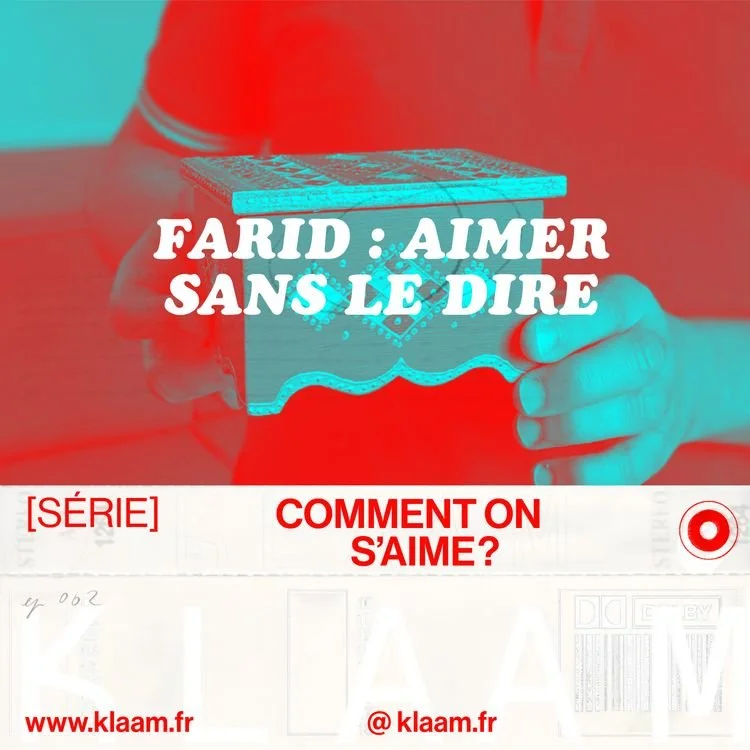 Image d'une main tenant une boîte à jouer où est inscrit le texte "FARID: AIMER SANS LE DIRE", avec un fond rouge et un message en français "COMMENT ON S'AIME?" en dessous. La boîte et le texte indiquent qu'il s'agit d'une série sur les relations et l'amour.