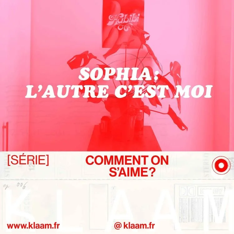 Une photo d'une plante en pot sur une table, avec un fond rose. Sur l'image, texte en français : "SOPHIA : L'AUTRE C'EST MOI" et "COMMENT ON S'AIME ?" avec des indications sur une série, le site web klam.fr et le compte Instagram @klaam.fr.