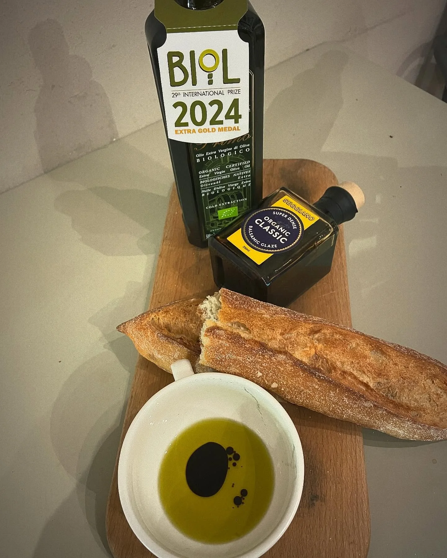 Buy tje best olive oil and the most delicious balsamic to make those cosy nights in special with a lovely loaf of sourdough bread on the side.  #&ouml;l #oliveoil #balsamicvinegar #italianfood