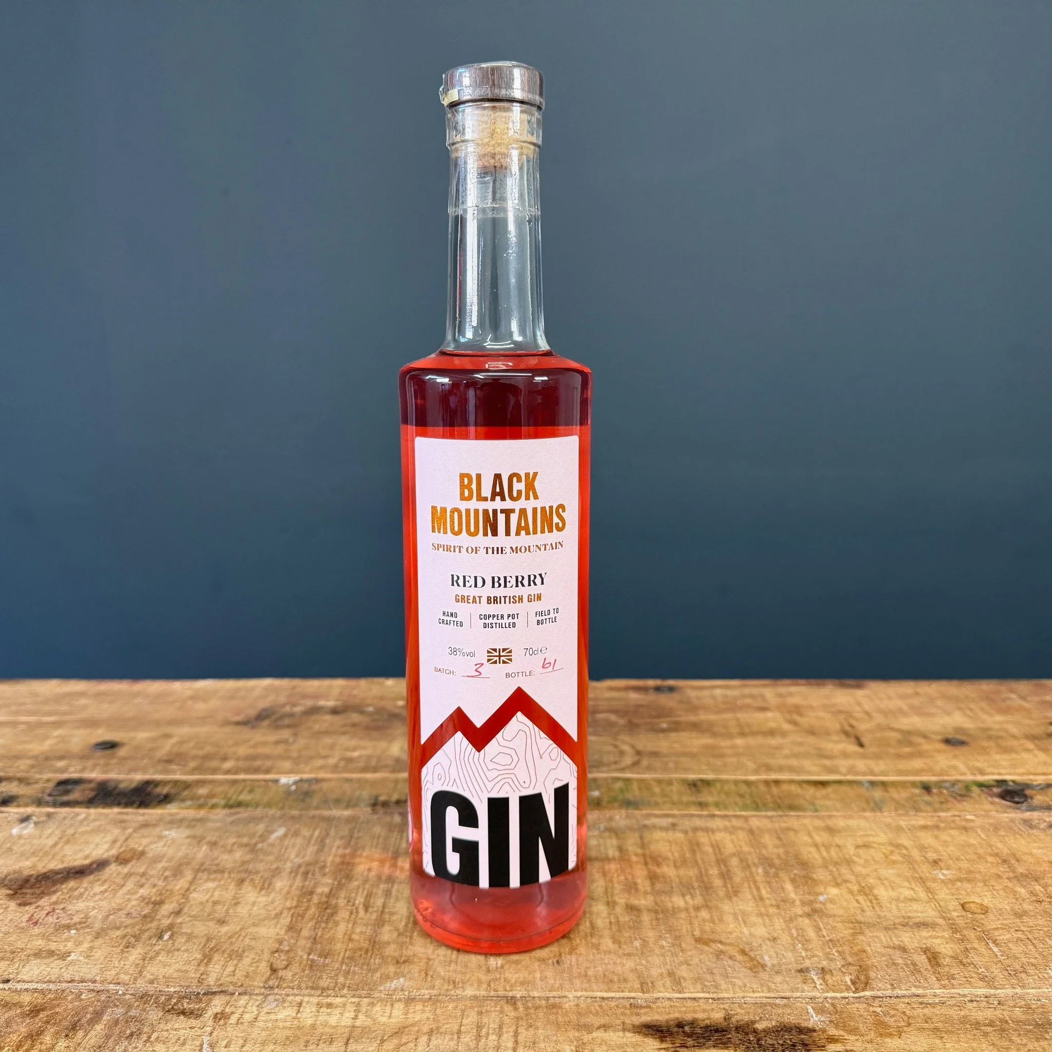 🍓 Local Producers Spotlight 🍓
Over the next few weeks, we&rsquo;re shining a light on some of the incredible local drinks makers we&rsquo;re proud to stock&hellip; and this one&rsquo;s a beauty 

Black Mountains &ndash; Red Berry Gin 🍸
Crafted rig