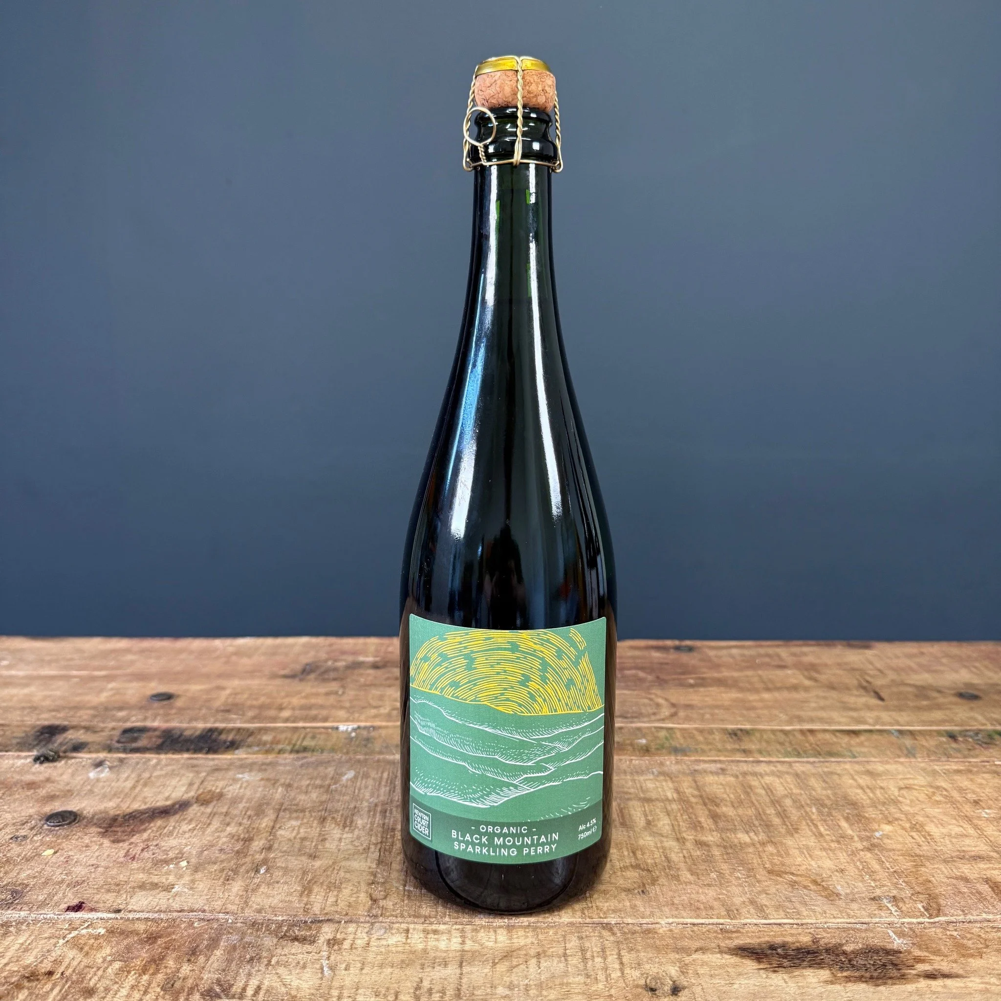 🍐 Local Producers Spotlight 🍐Organic Black Mountain Sparkling Perry
Continuing our series celebrating amazing local drinks makers, this one is a real Herefordshire classic with a beautifully modern twist.

Organic Black Mountain Sparkling Perry
Lig