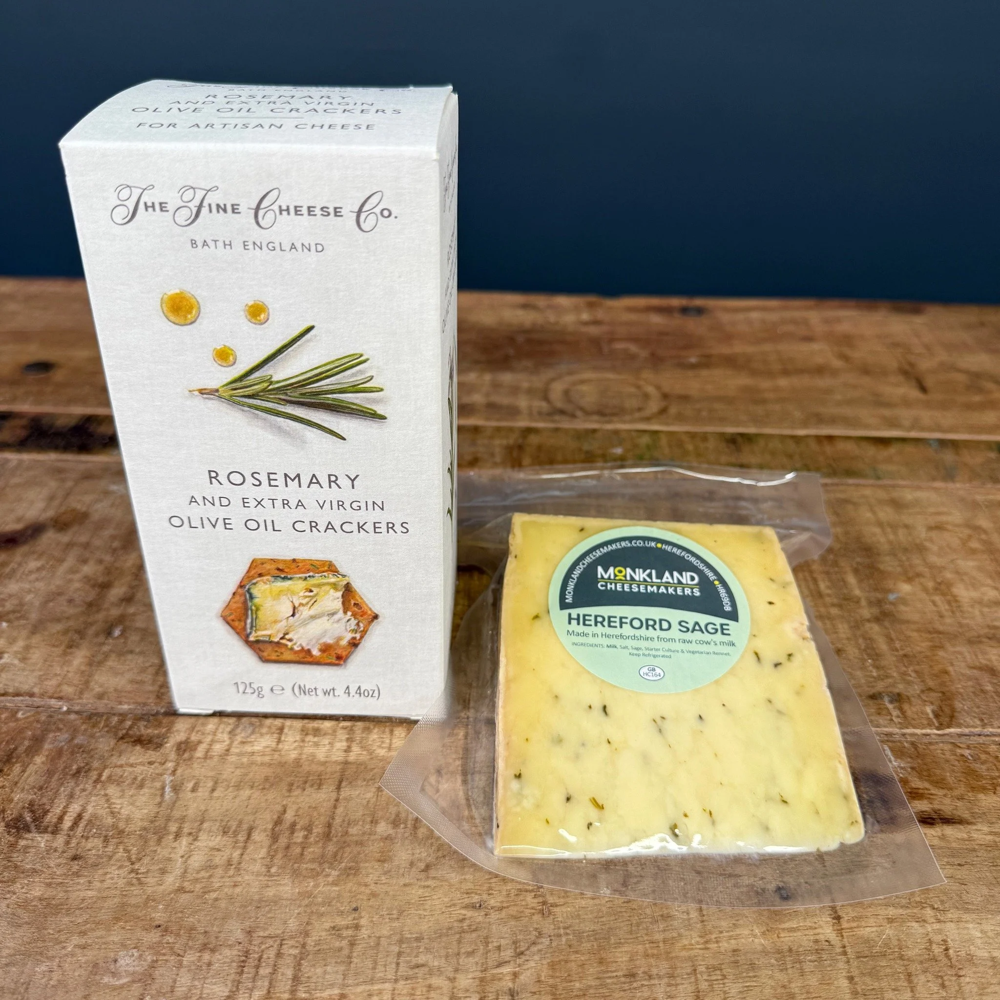 🧀 A Proper Cheeseboard Combination 🧀 Sometimes it&rsquo;s the simple pairings that work best&hellip;

🌿 Rosemary &amp; Extra Virgin Olive Oil Crackers from The Fine Cheese Co.
🧀 Hereford Sage by Monkland Cheesemakers

The crisp rosemary crackers 