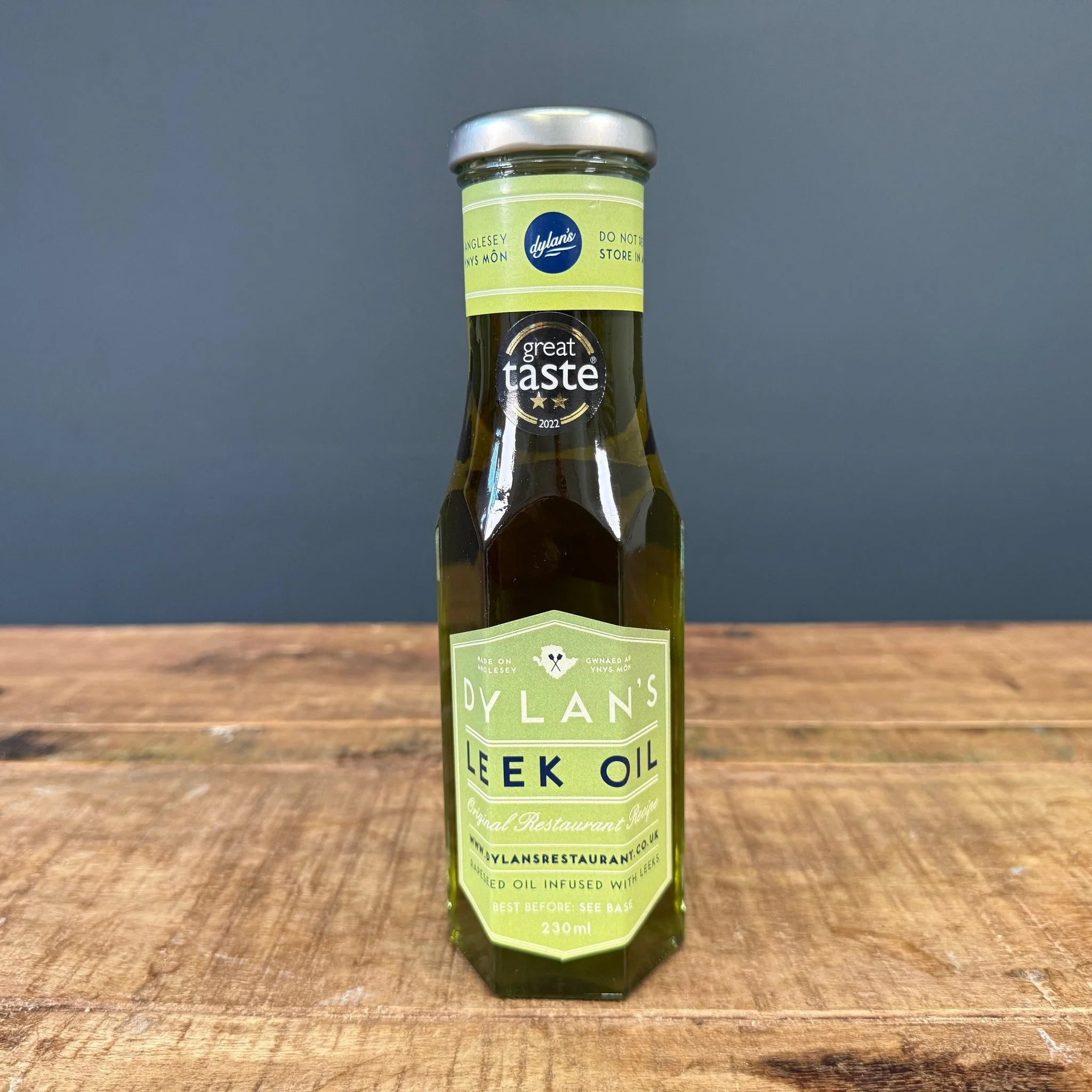 🌿 A little bit different &mdash; and full of flavour.
This award-winning Dylan&rsquo;s Leek Oil from Anglesey is one of those products that instantly elevates simple food.

Made with cold-pressed rapeseed oil infused with leeks, it has a wonderfully