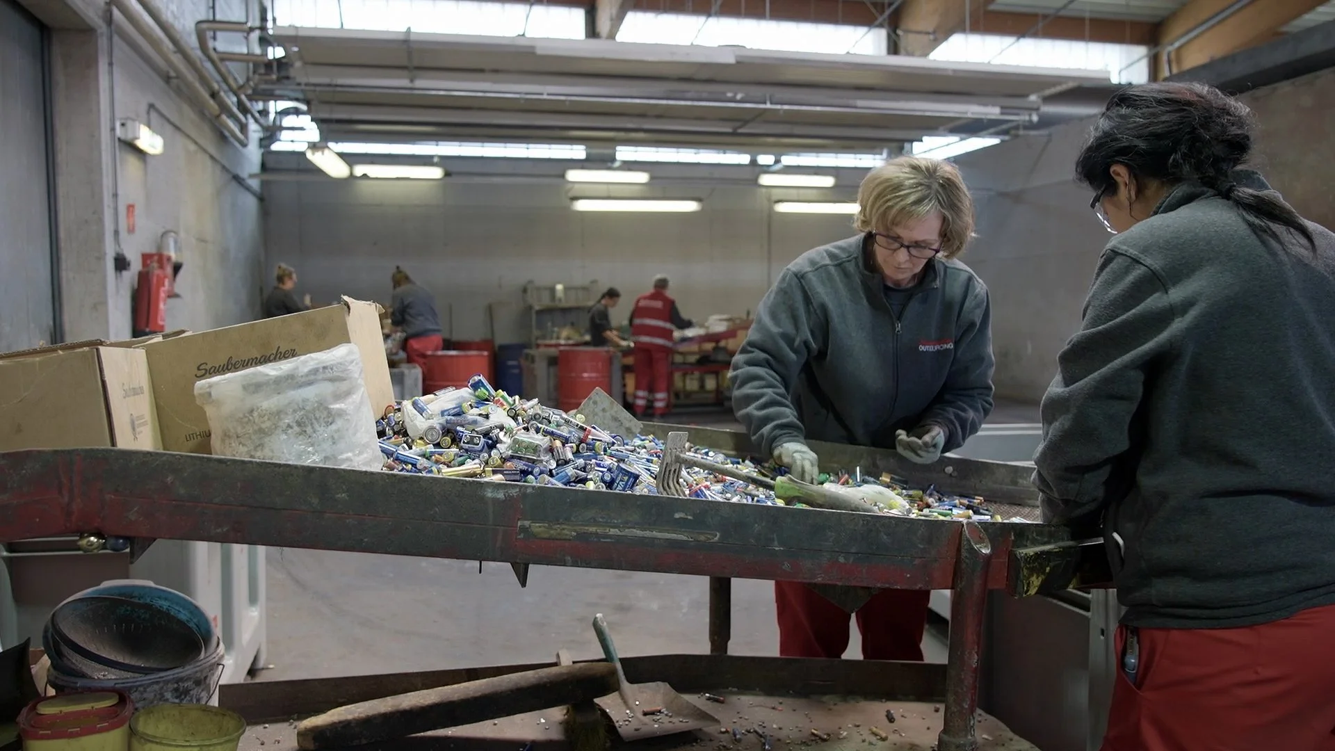 08_Batterien Sortierung_Trofaiach(c) berg hammer film.jpg